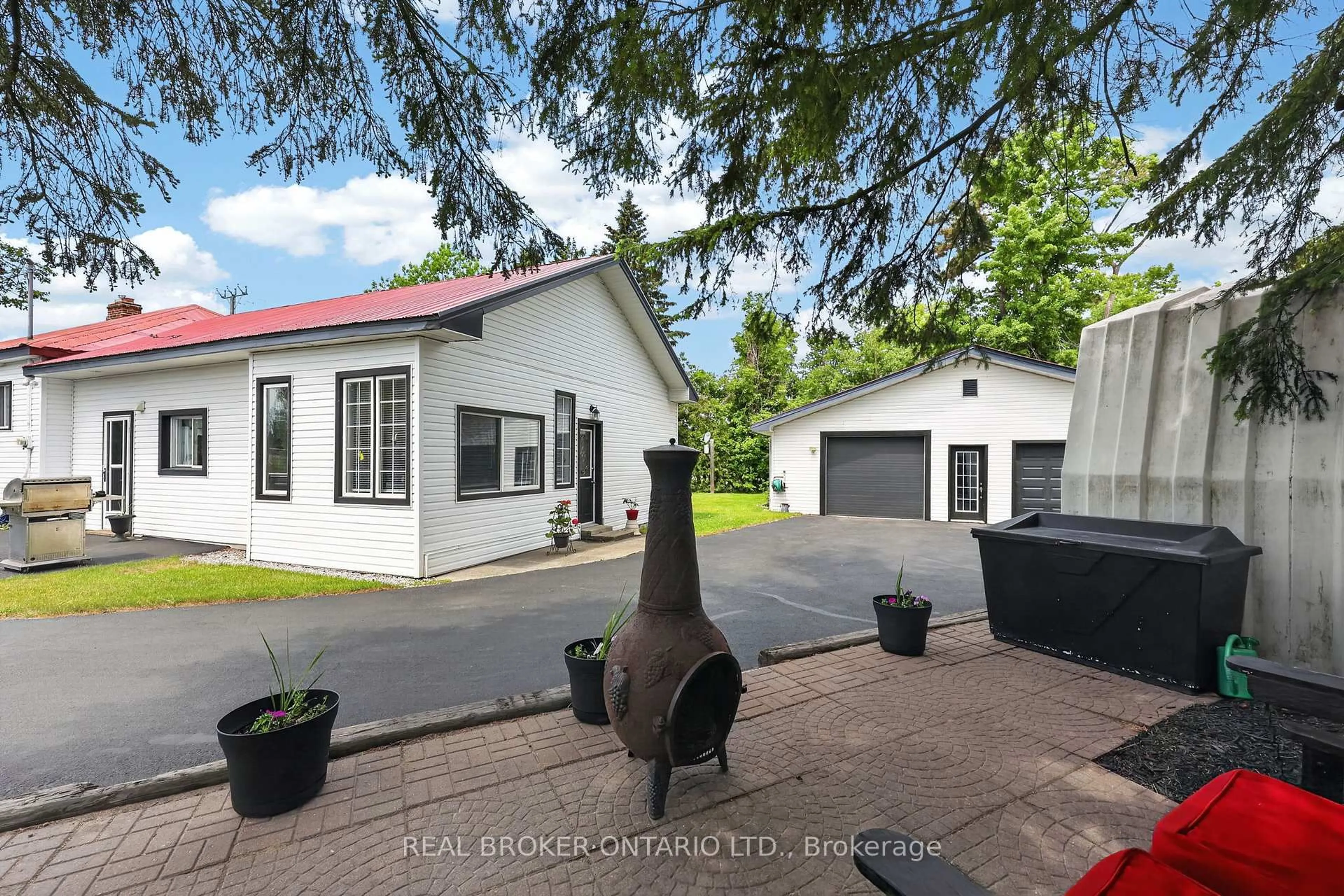 A pic from outside/outdoor area/front of a property/back of a property/a pic from drone, street for 4675 Uhthoff Line, Orillia Ontario L3V 6H2