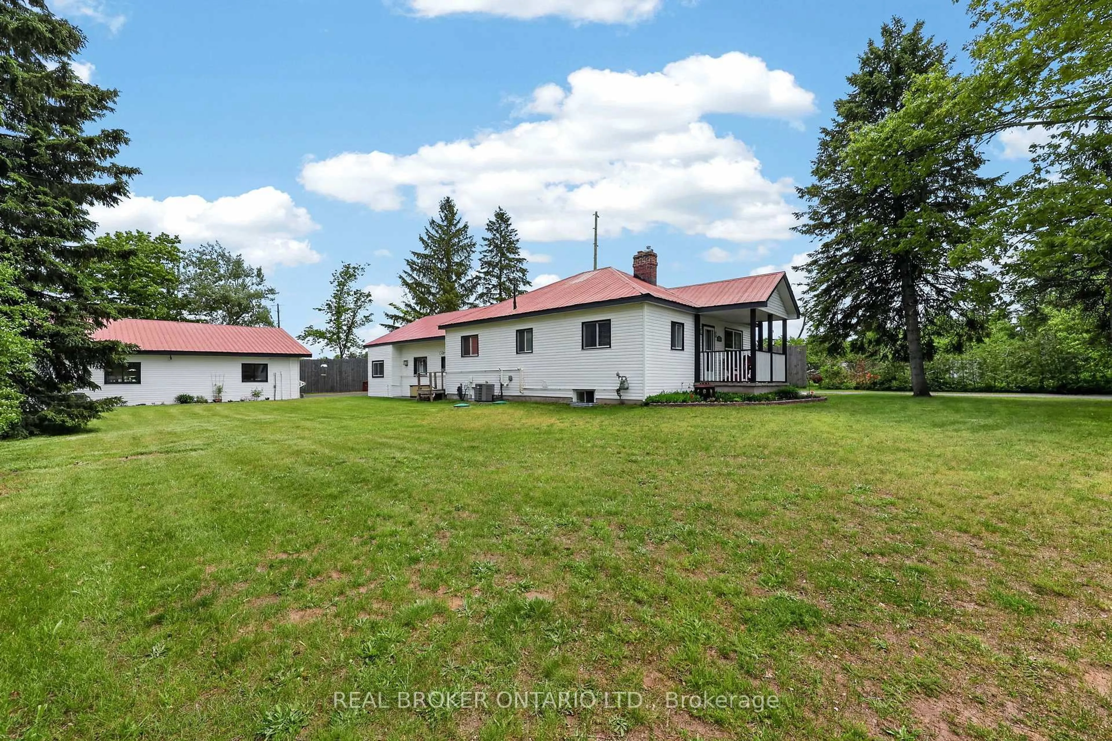 A pic from outside/outdoor area/front of a property/back of a property/a pic from drone, building for 4675 Uhthoff Line, Orillia Ontario L3V 6H2