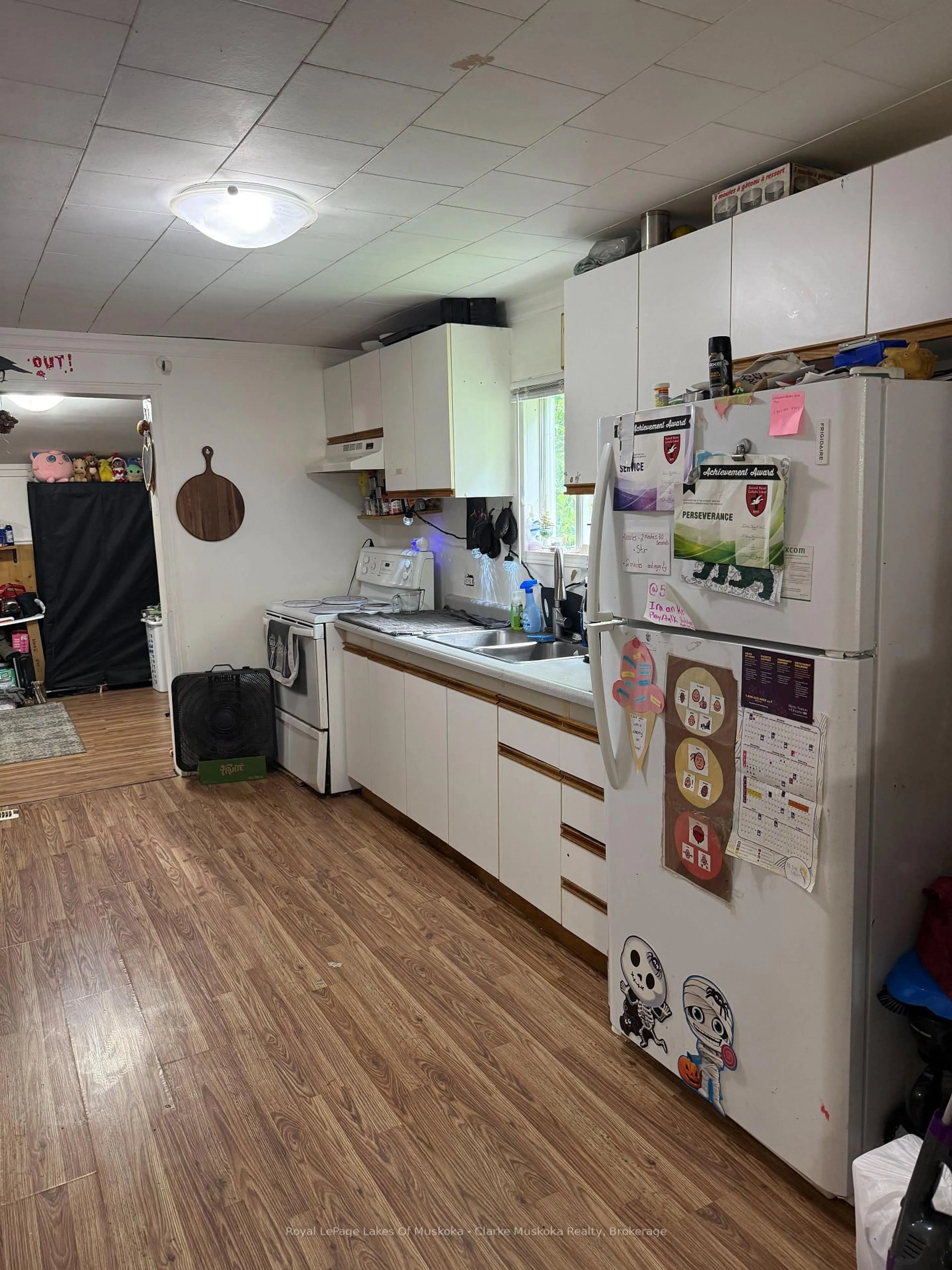 Standard kitchen, floor is not visible for 361 Fitton St, Midland Ontario L4R 2T4