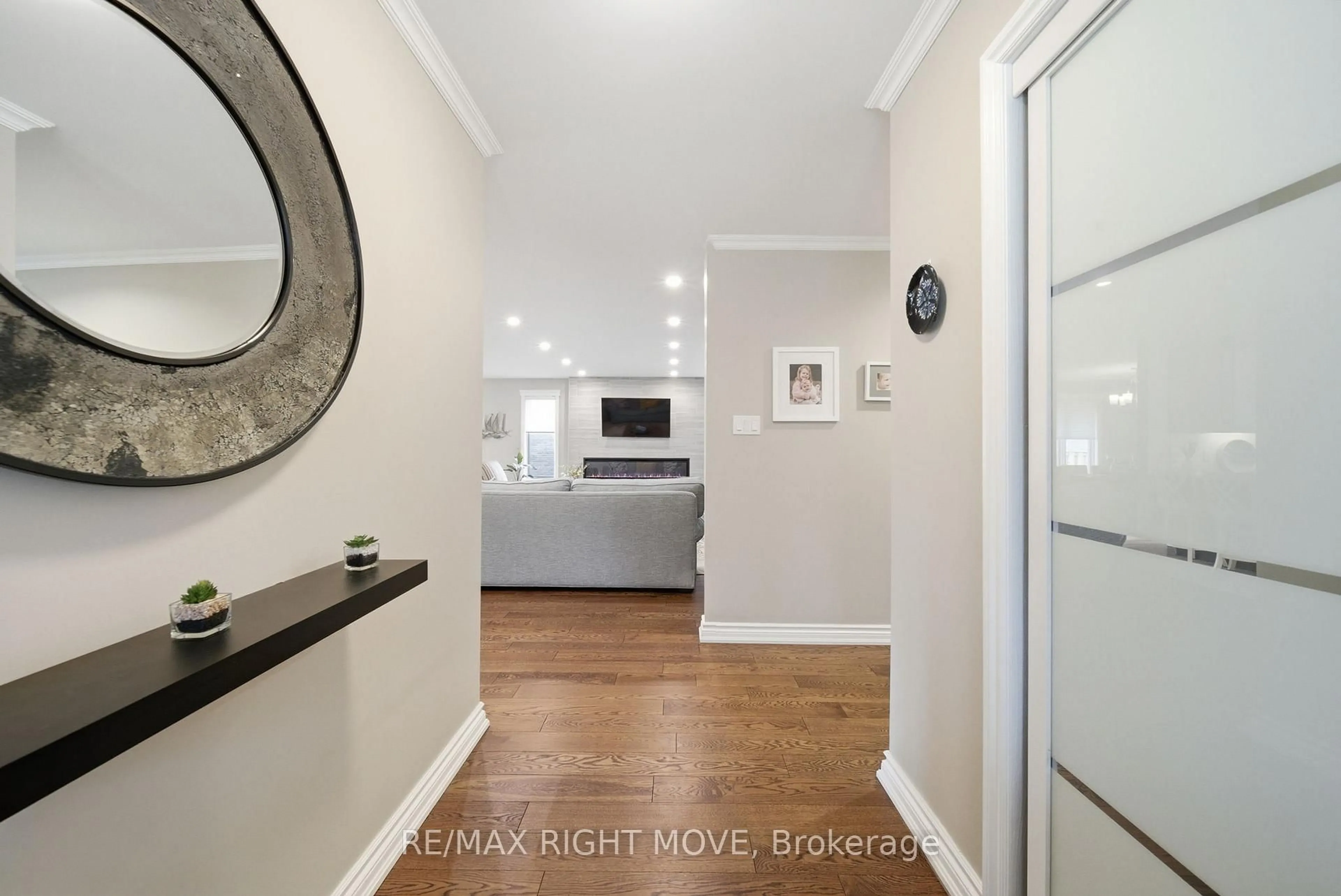 Indoor entryway for 2 Lavender Crt, Ramara Ontario L0K 1B0