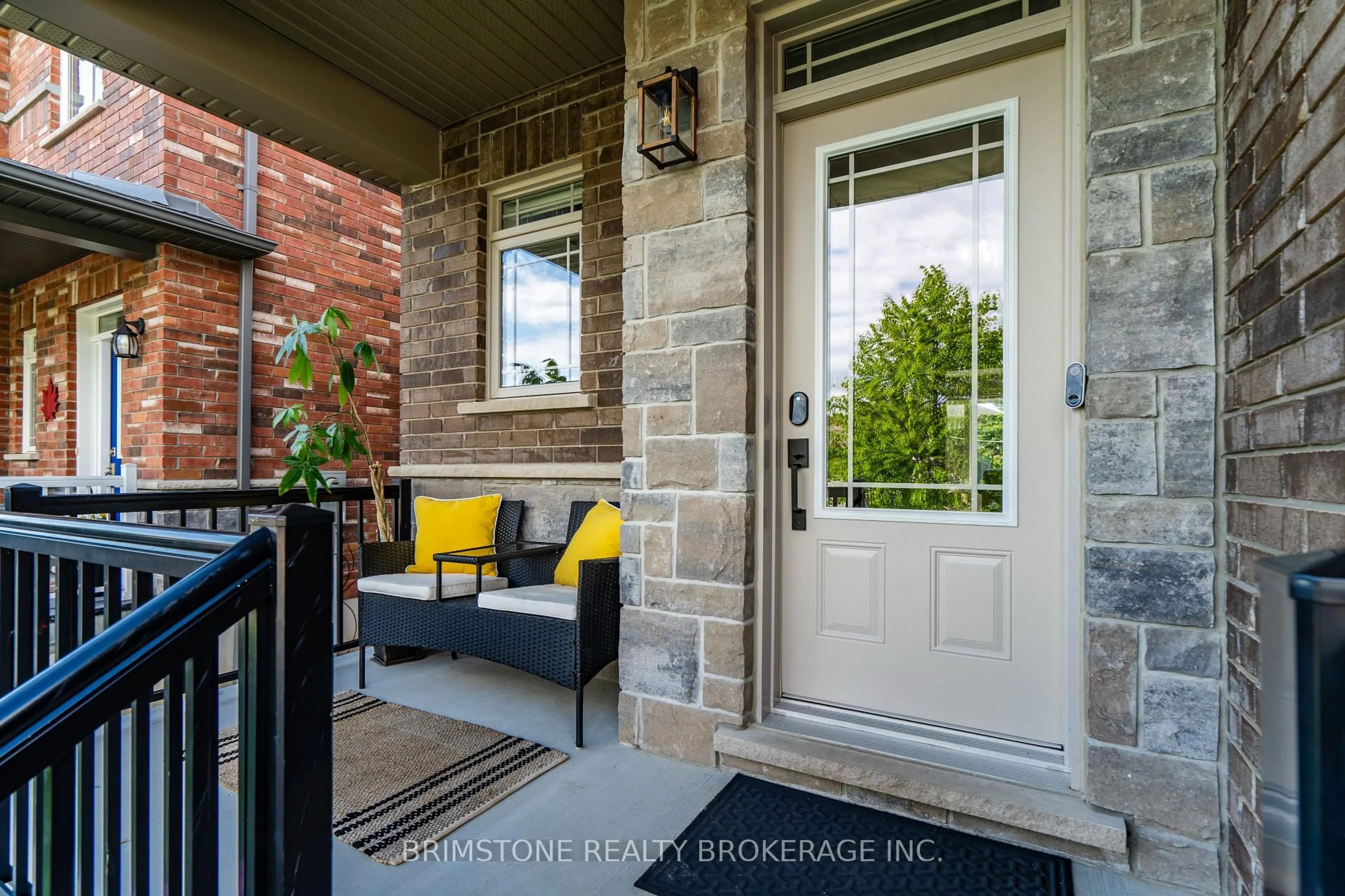 Indoor entryway for 15 Lowry Crt, Barrie Ontario L4N 7N3