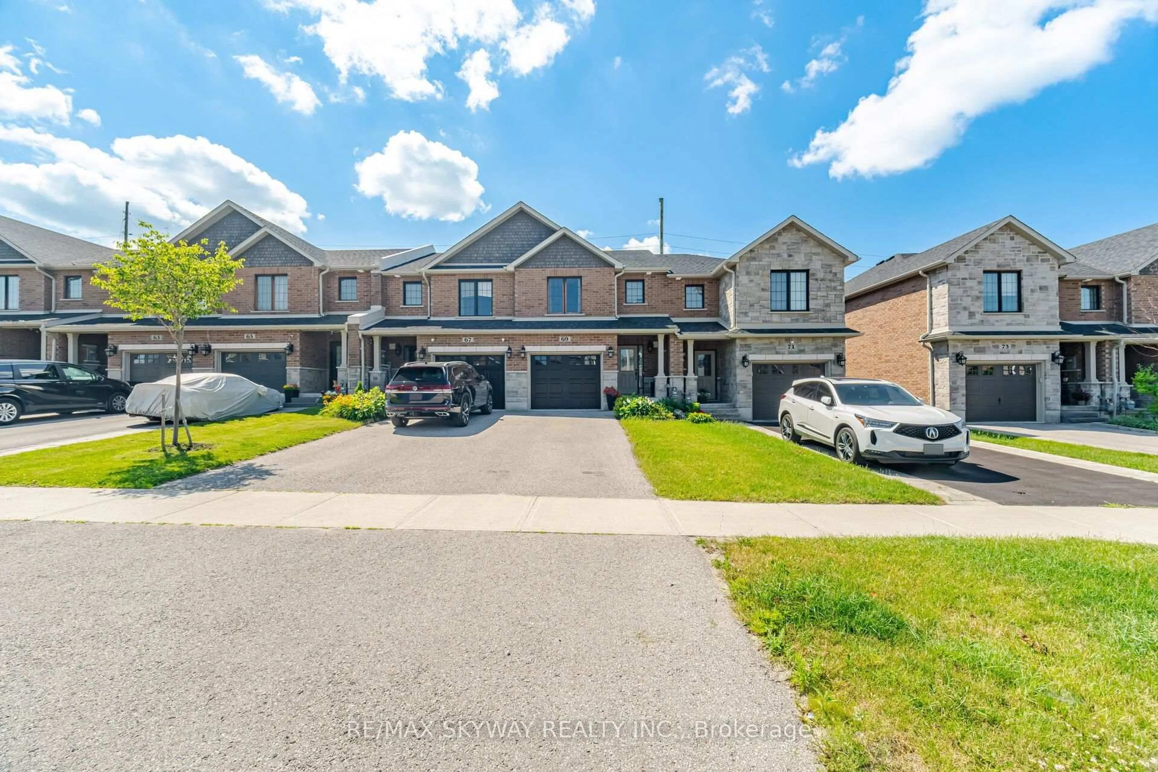 A pic from outside/outdoor area/front of a property/back of a property/a pic from drone, street for 69 Nathan Cres, Barrie Ontario L4N 0S5
