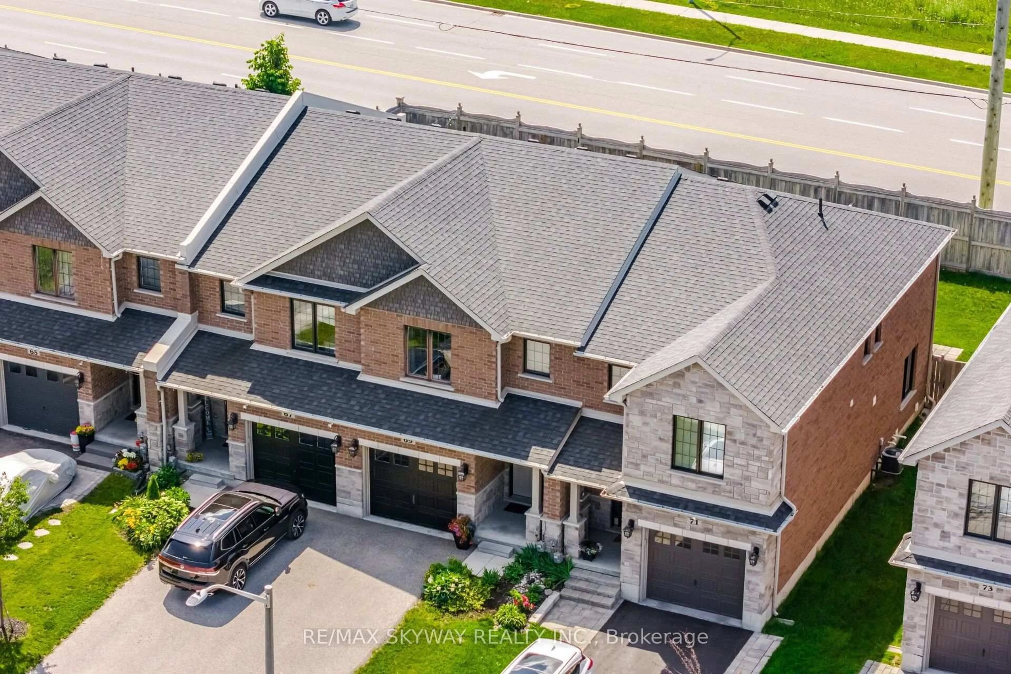 A pic from outside/outdoor area/front of a property/back of a property/a pic from drone, street for 69 Nathan Cres, Barrie Ontario L4N 0S5