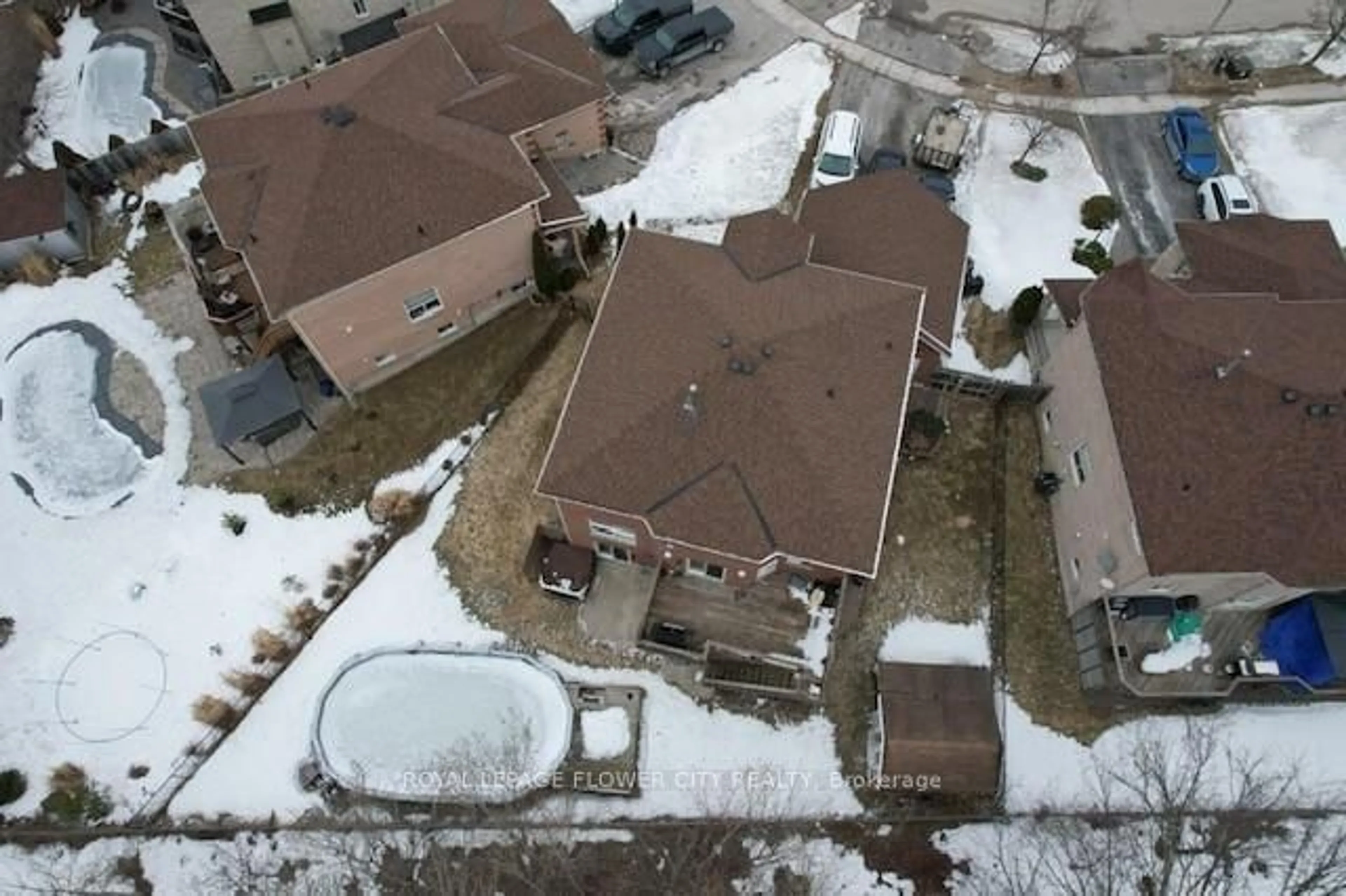A pic from outside/outdoor area/front of a property/back of a property/a pic from drone, street for 43 Carley Cres, Barrie Ontario L4N 0M8