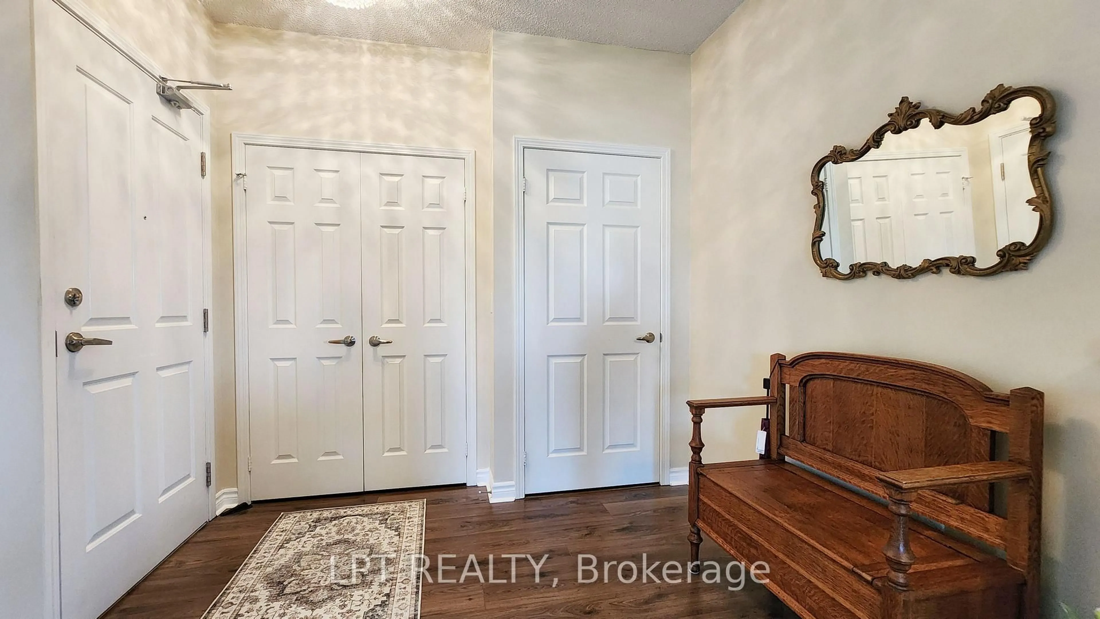 Indoor entryway for 354 Atherley Rd #303, Orillia Ontario L3V 0B8