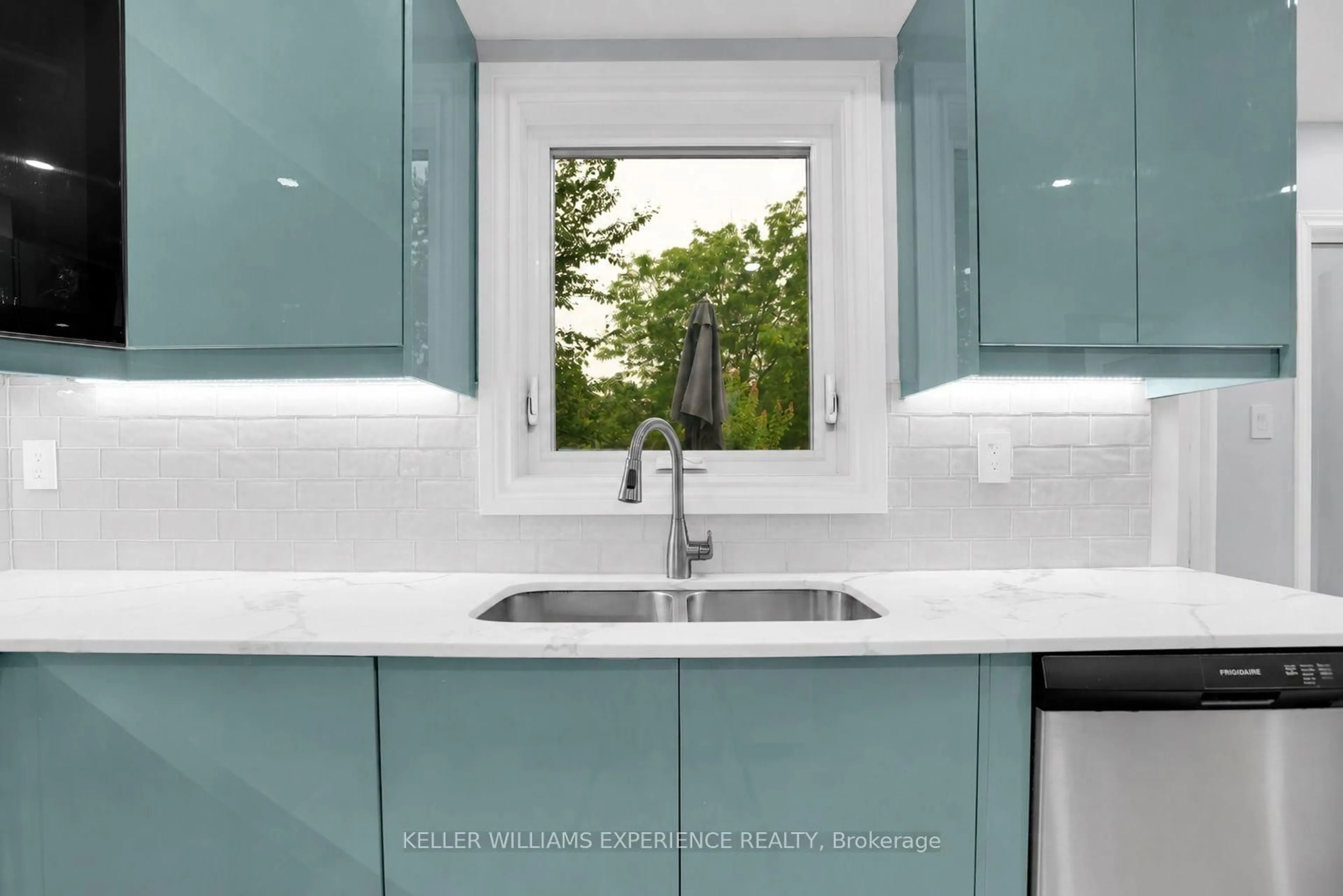 Contemporary kitchen, ceramic/tile floor for 60 Nicholson Dr, Barrie Ontario L4N 8L7