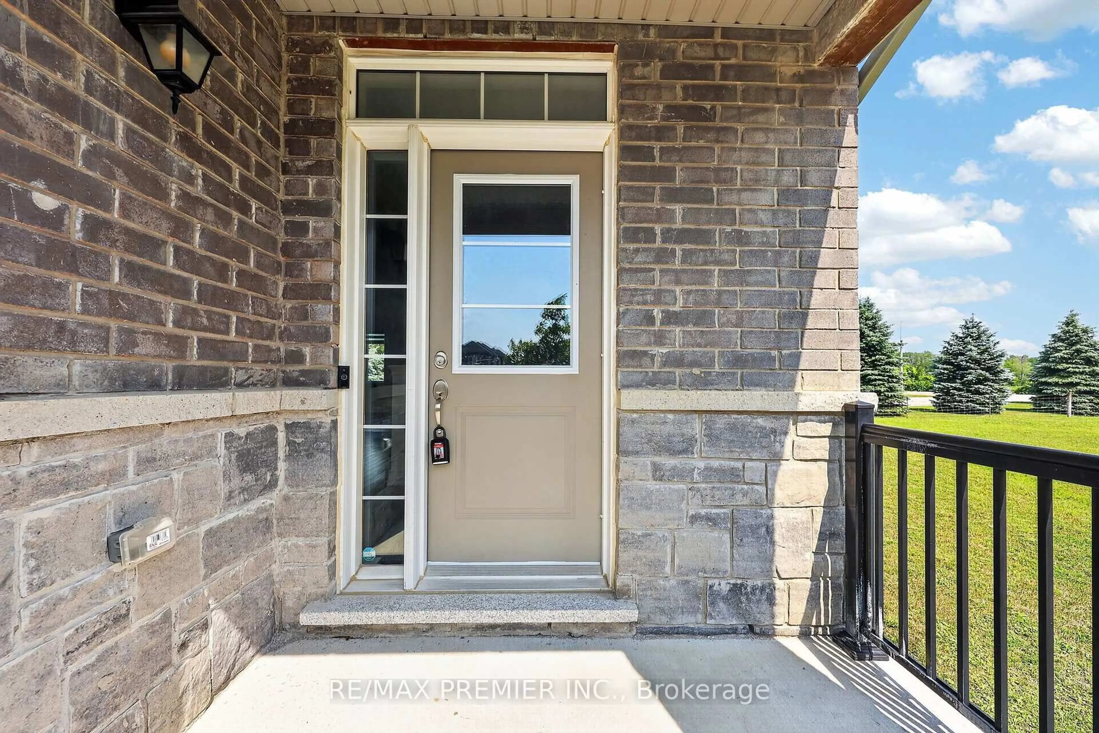 Indoor entryway for 23 Autumn Dr, Wasaga Beach Ontario L9Z 0K7