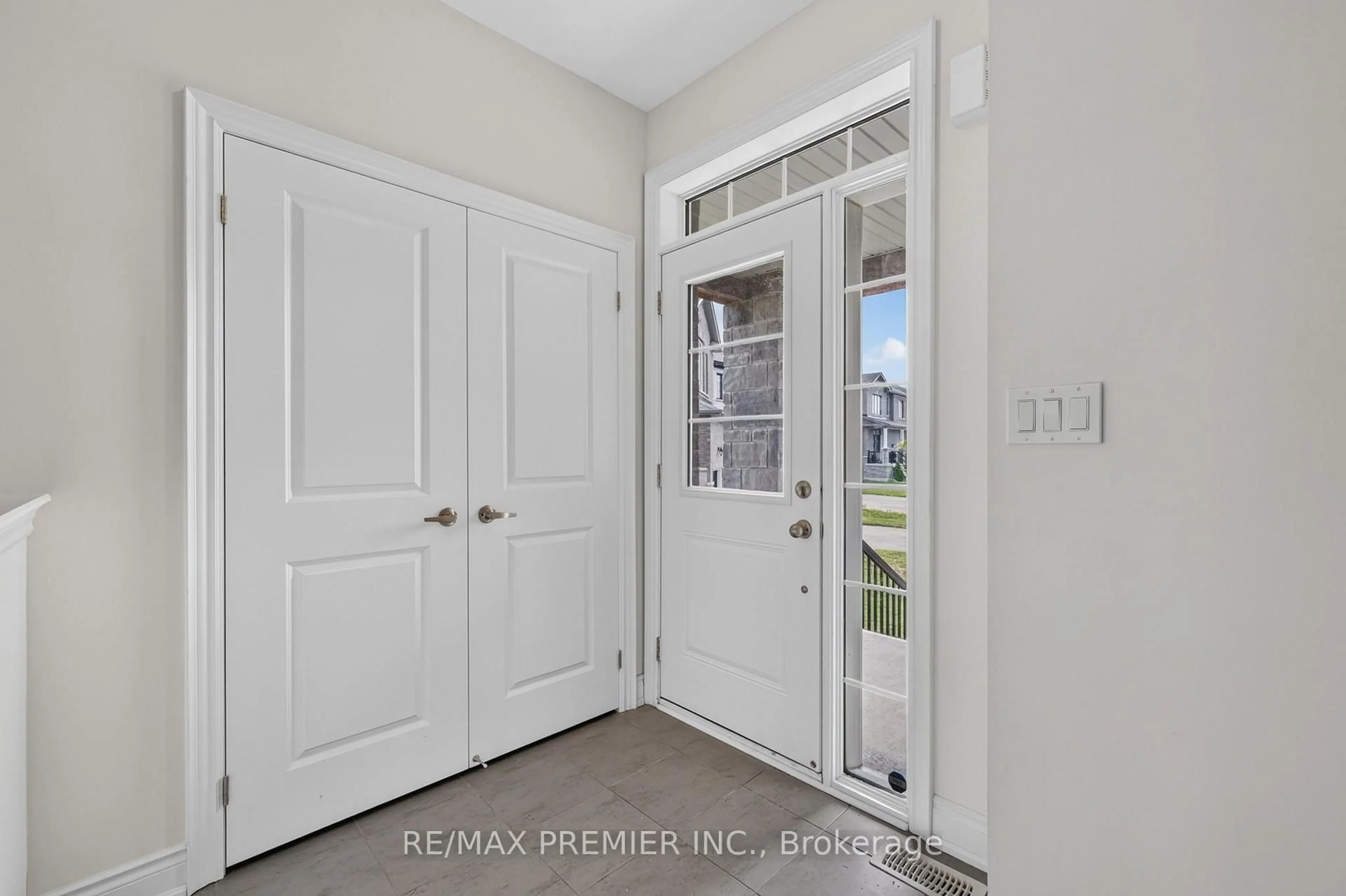 Indoor entryway for 23 Autumn Dr, Wasaga Beach Ontario L9Z 0K7