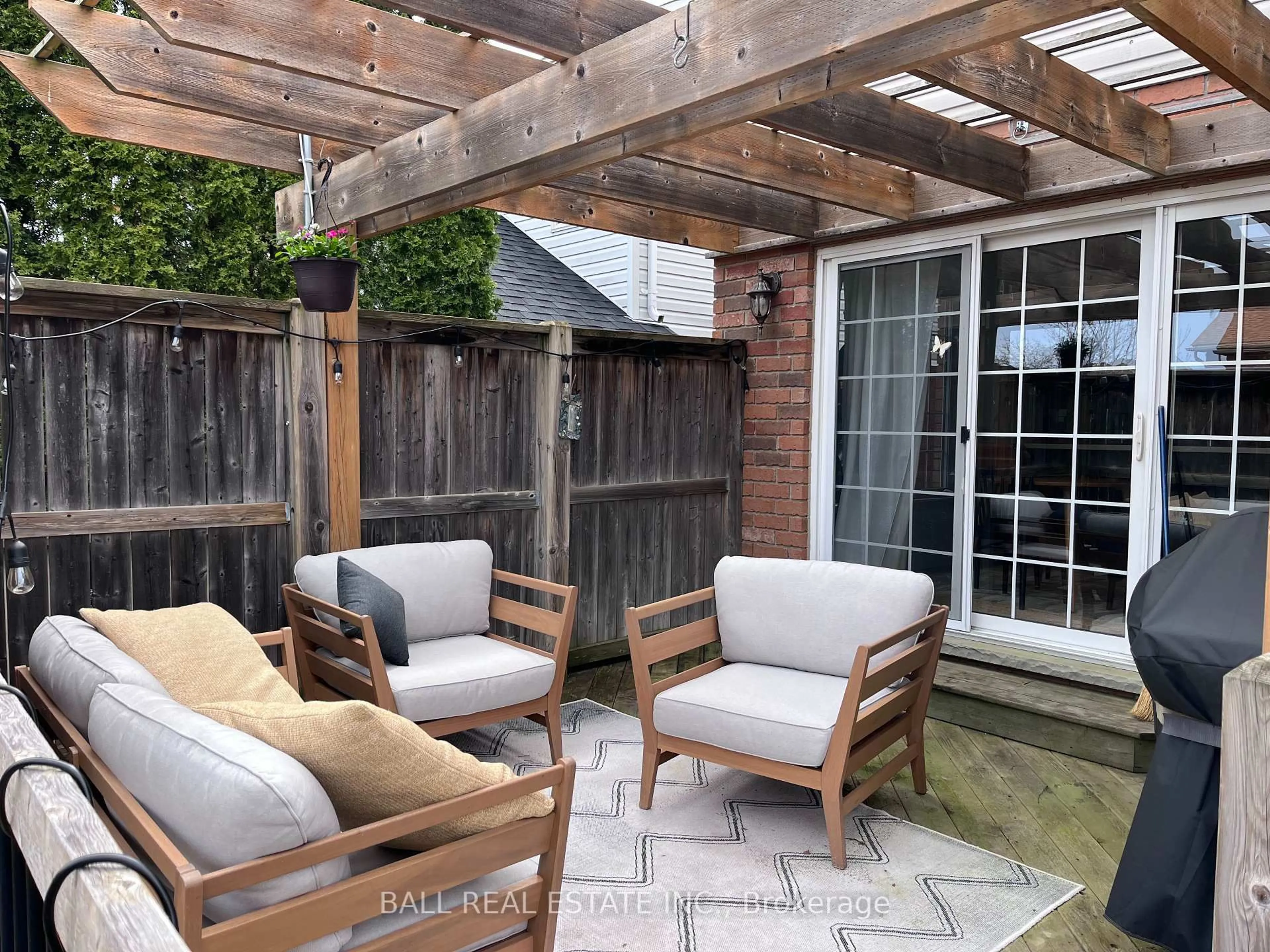 Patio, street for 66 Highlands Cres, Collingwood Ontario L9Y 5H3