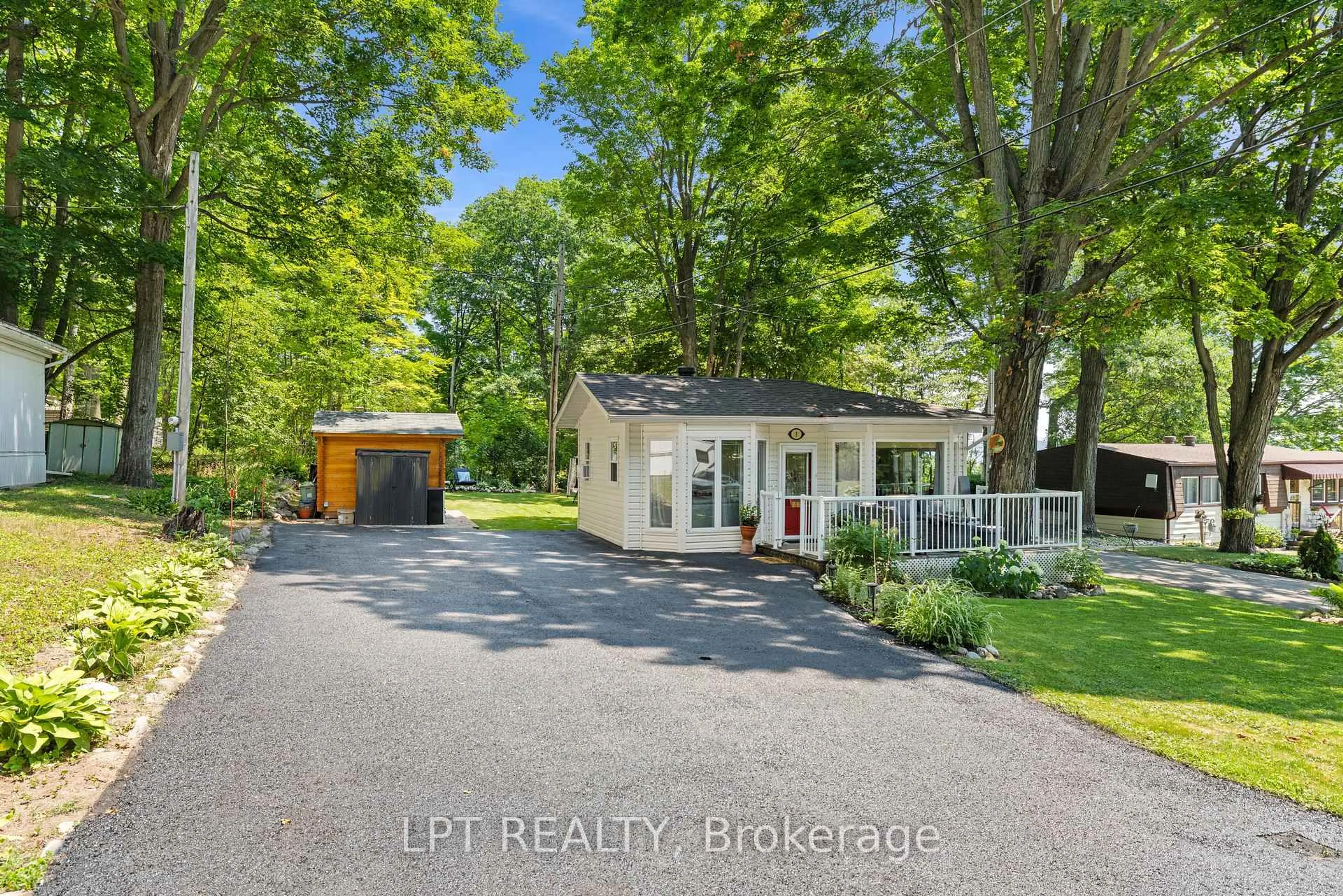 A pic from outside/outdoor area/front of a property/back of a property/a pic from drone, street for 525 Midland Point Rd #3, Midland Ontario L4R 5G9