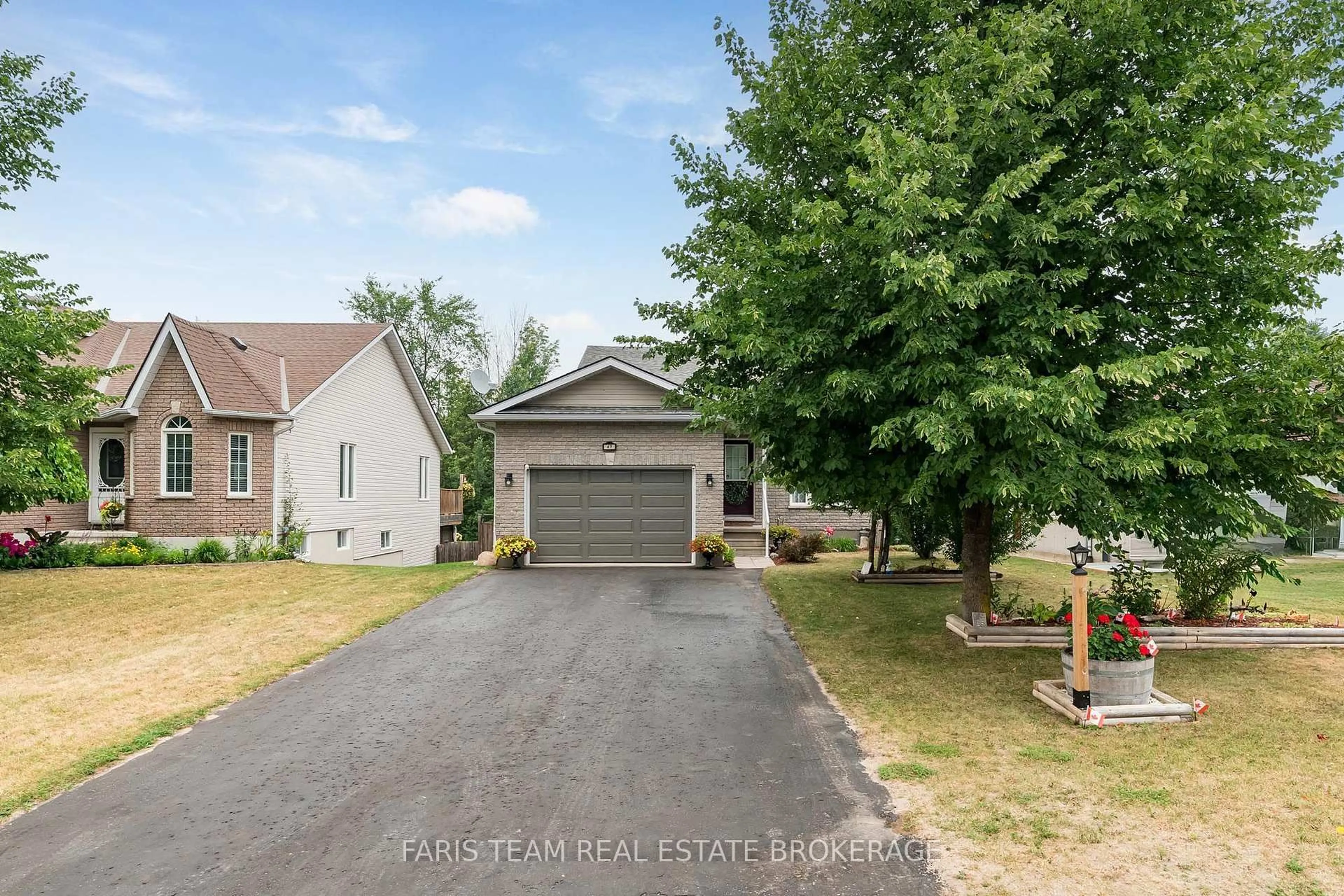 A pic from outside/outdoor area/front of a property/back of a property/a pic from drone, street for 47 Georgias Walk, Tay Ontario L0K 2A0