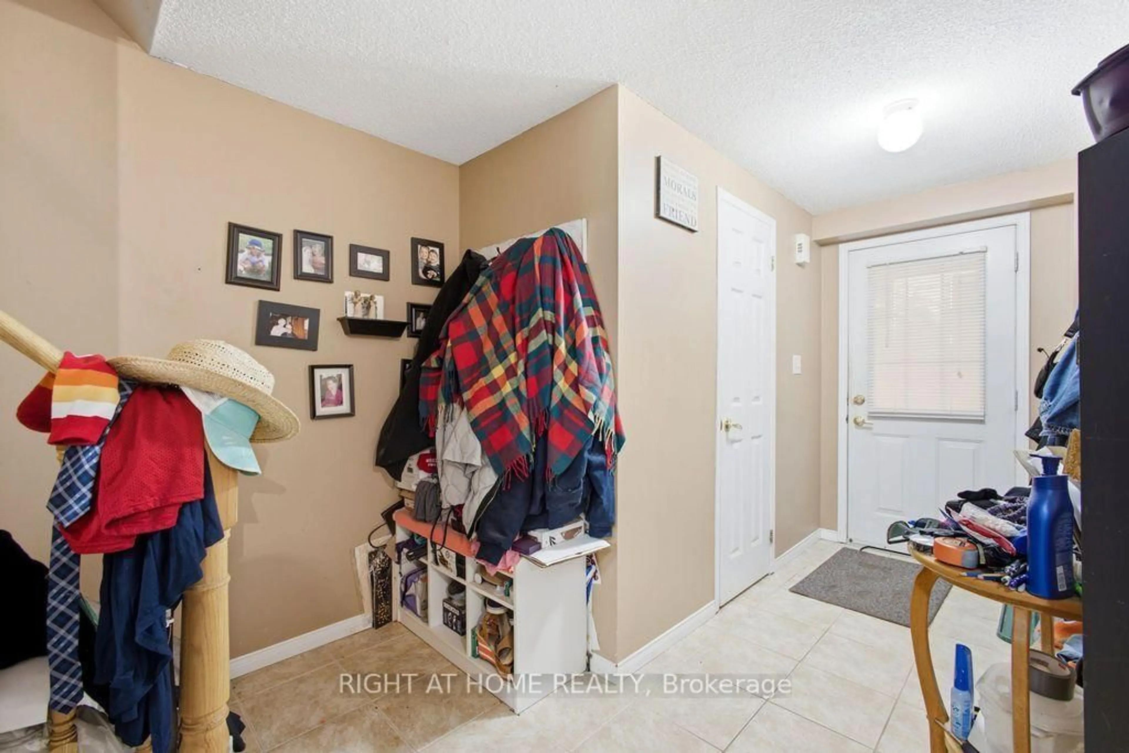 Indoor entryway for 168 Sydenham Wells, Barrie Ontario L4M 6T3