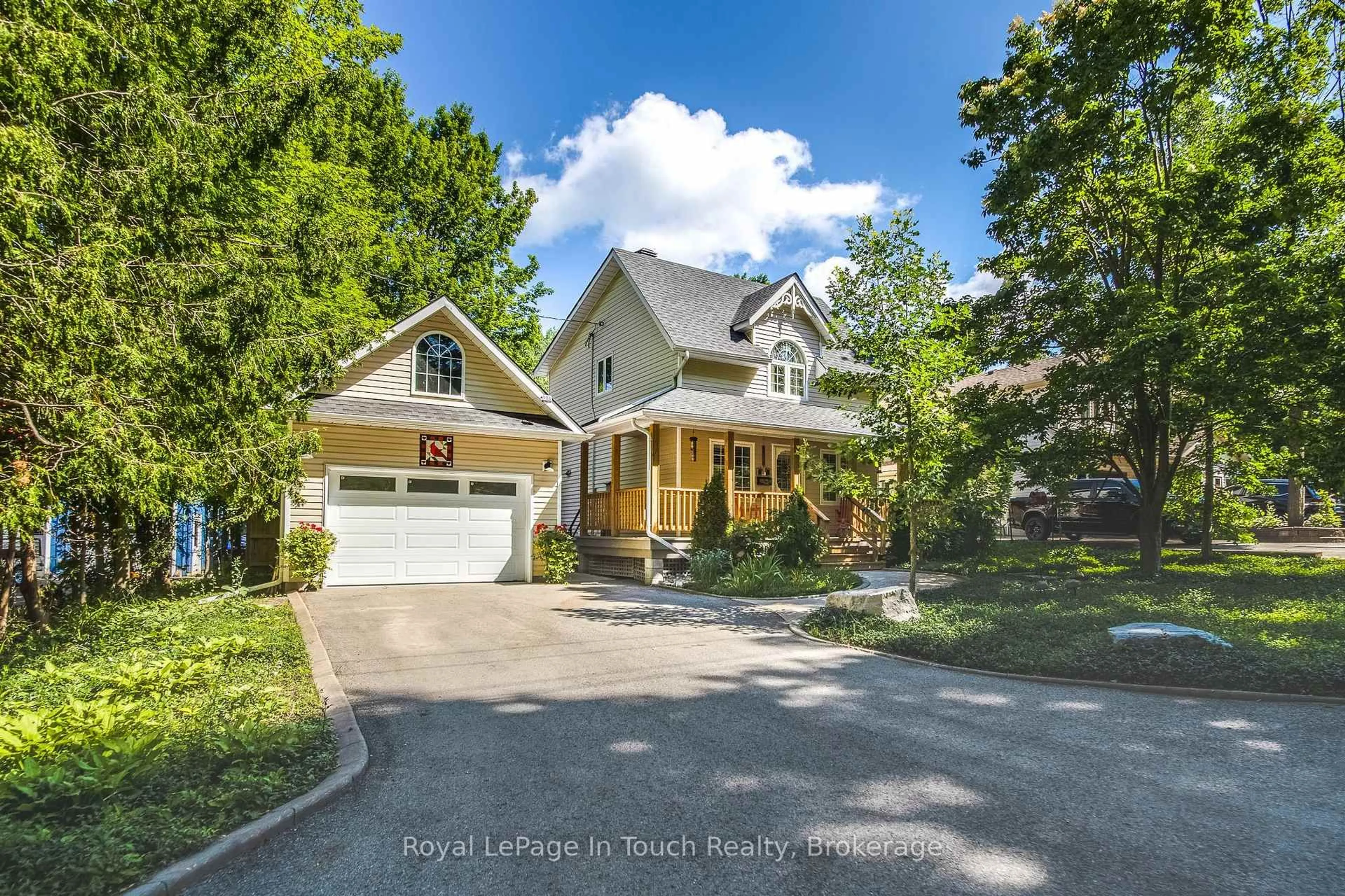 A pic from outside/outdoor area/front of a property/back of a property/a pic from drone, street for 27 Don St, Penetanguishene Ontario L9M 1E5