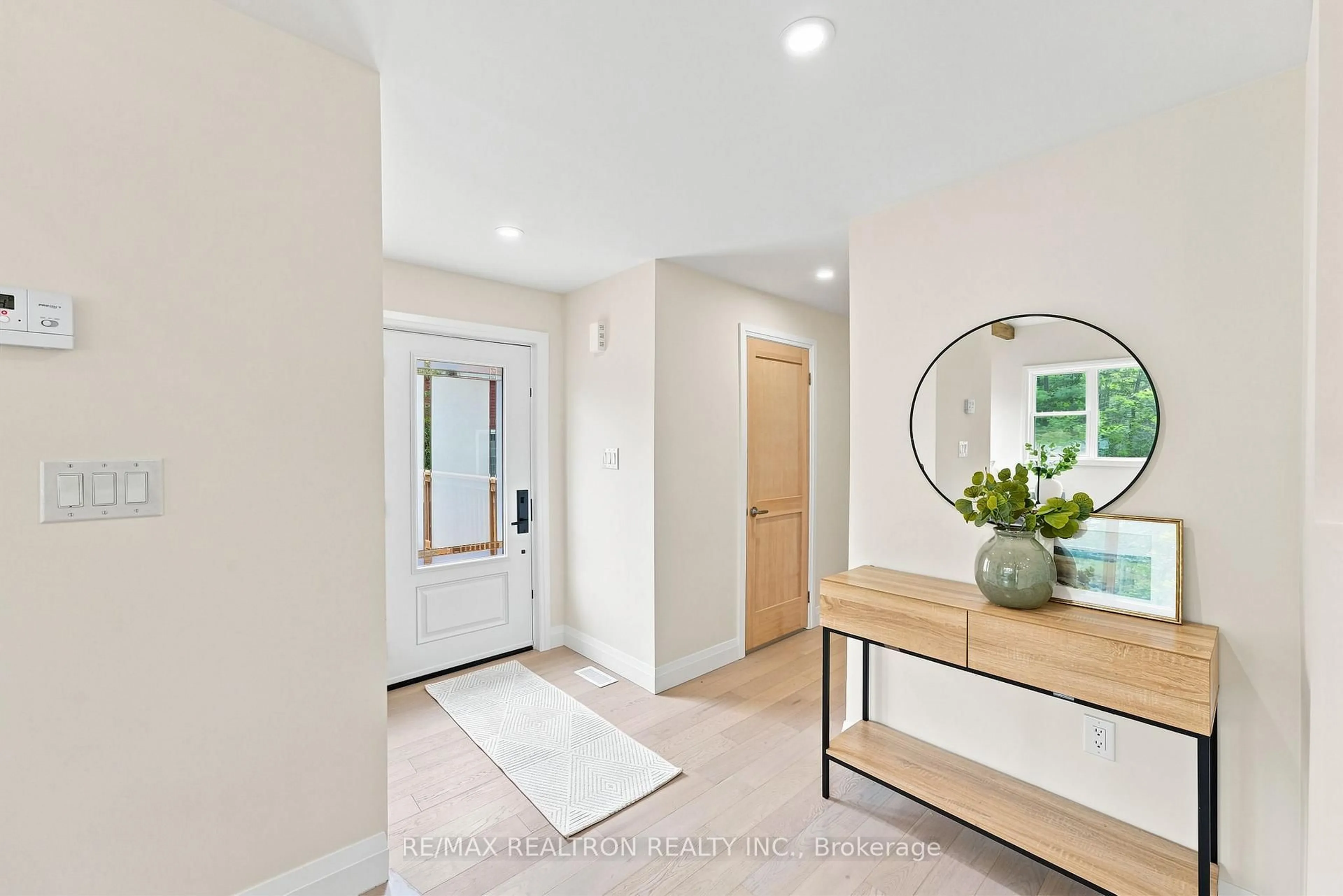 Indoor entryway for 4363 Hepinstall Landing, Severn Ontario L0K 2B0