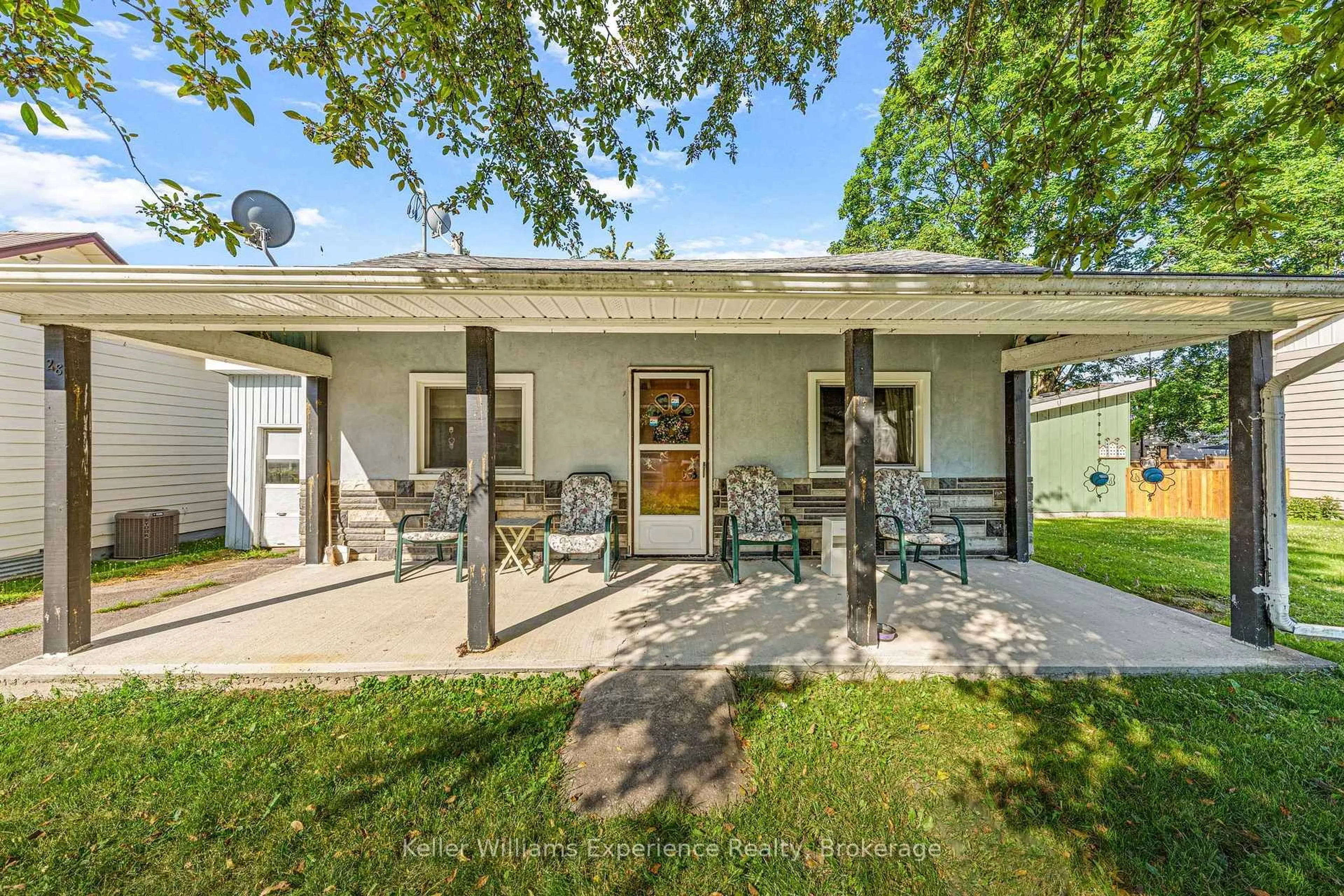Patio, street for 28 Harriet St, Penetanguishene Ontario L9M 1L1