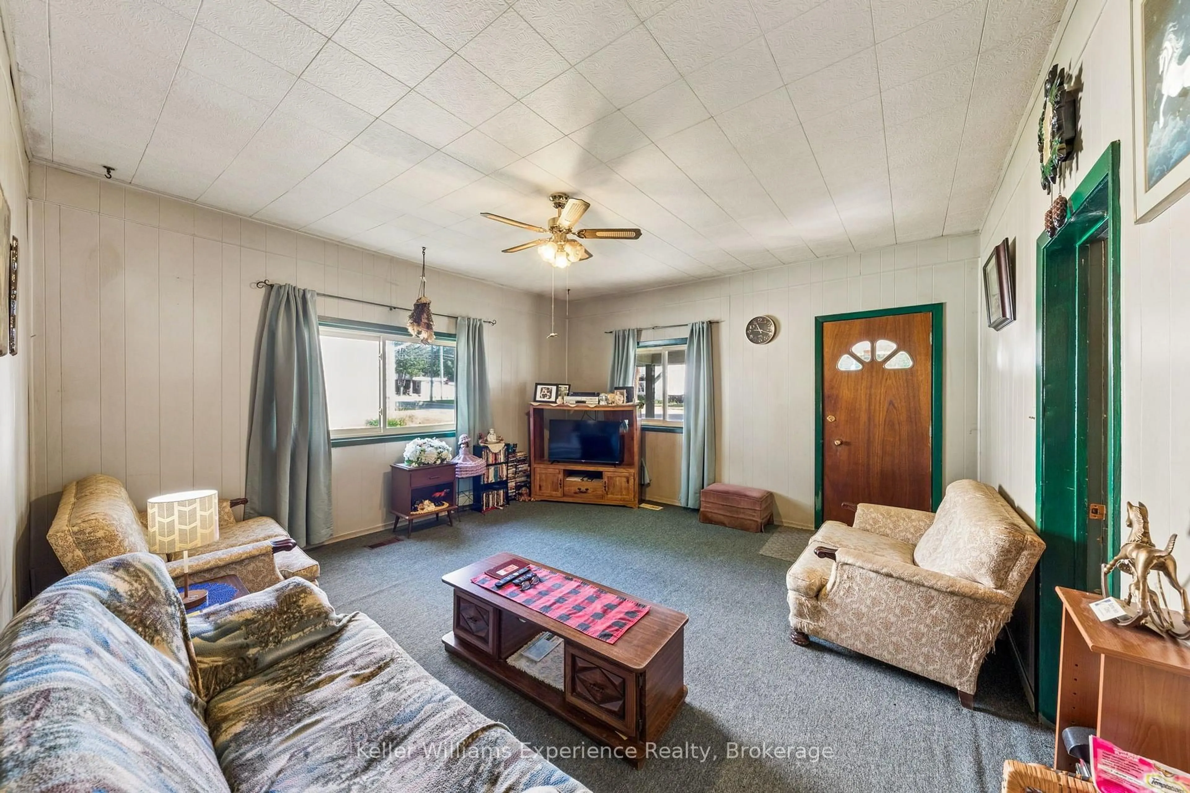 Living room with furniture, unknown for 28 Harriet St, Penetanguishene Ontario L9M 1L1