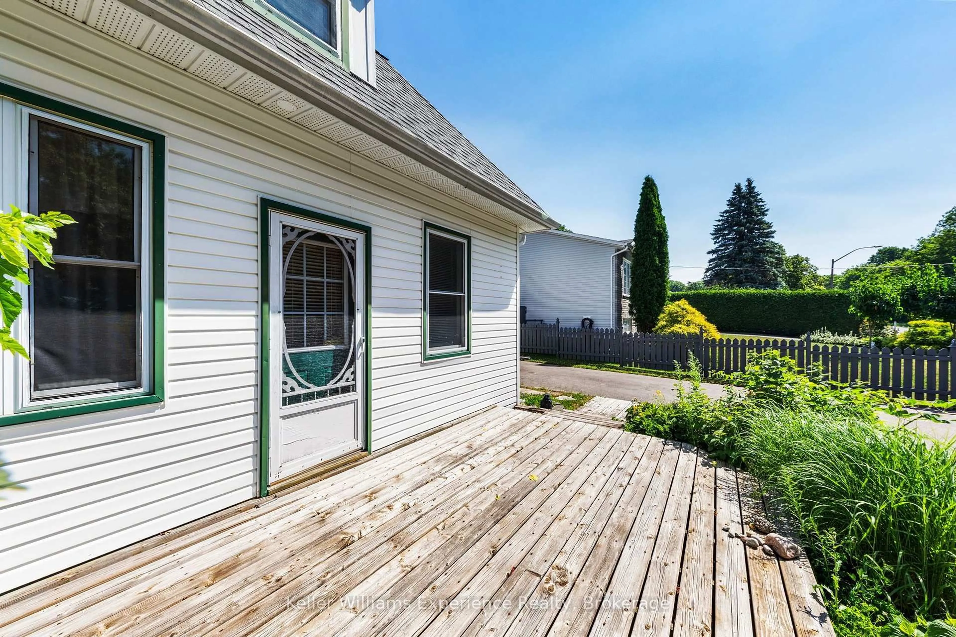 Home with vinyl exterior material, unknown for 133 Burke St, Penetanguishene Ontario L9M 1H1