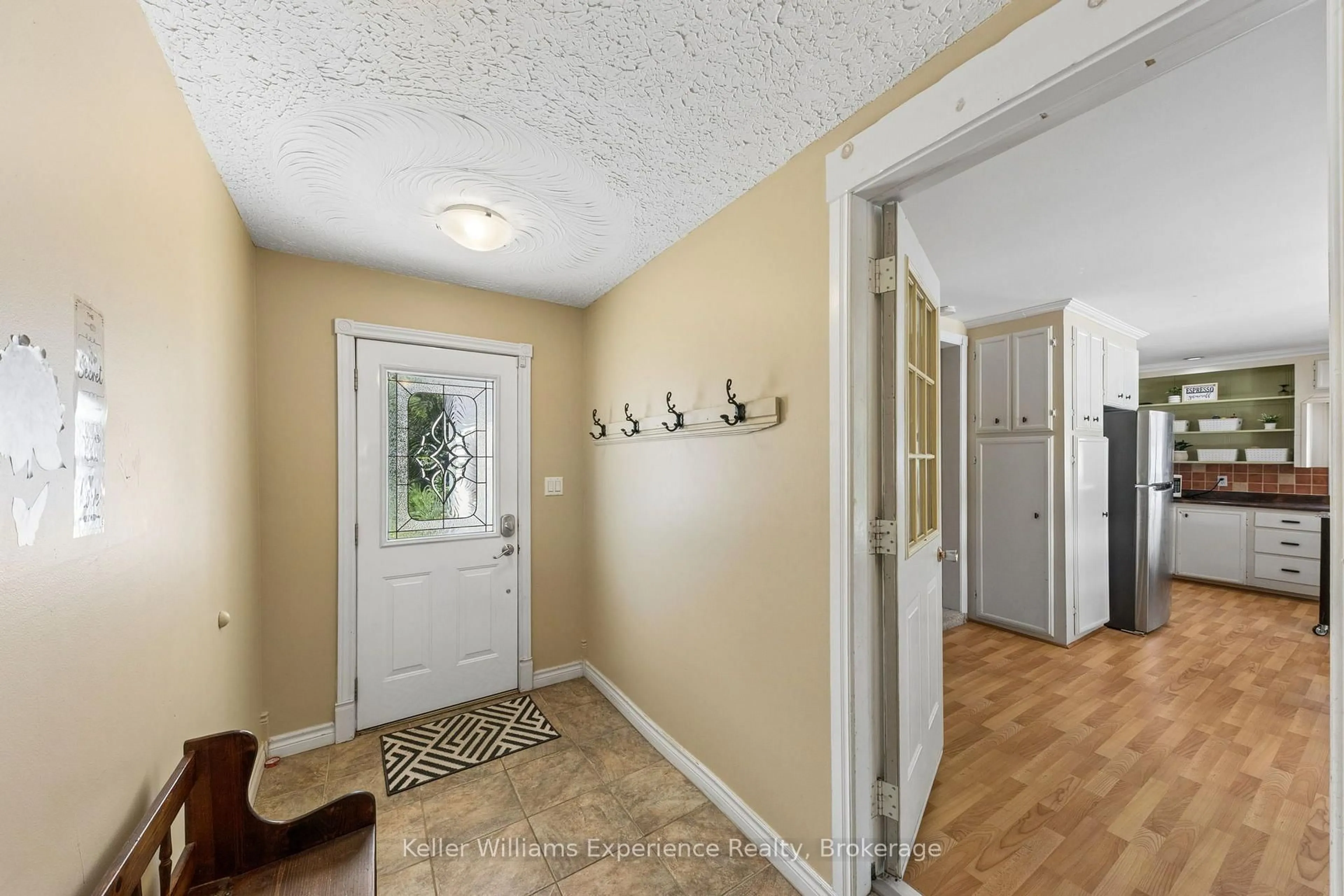 Indoor entryway for 133 Burke St, Penetanguishene Ontario L9M 1H1