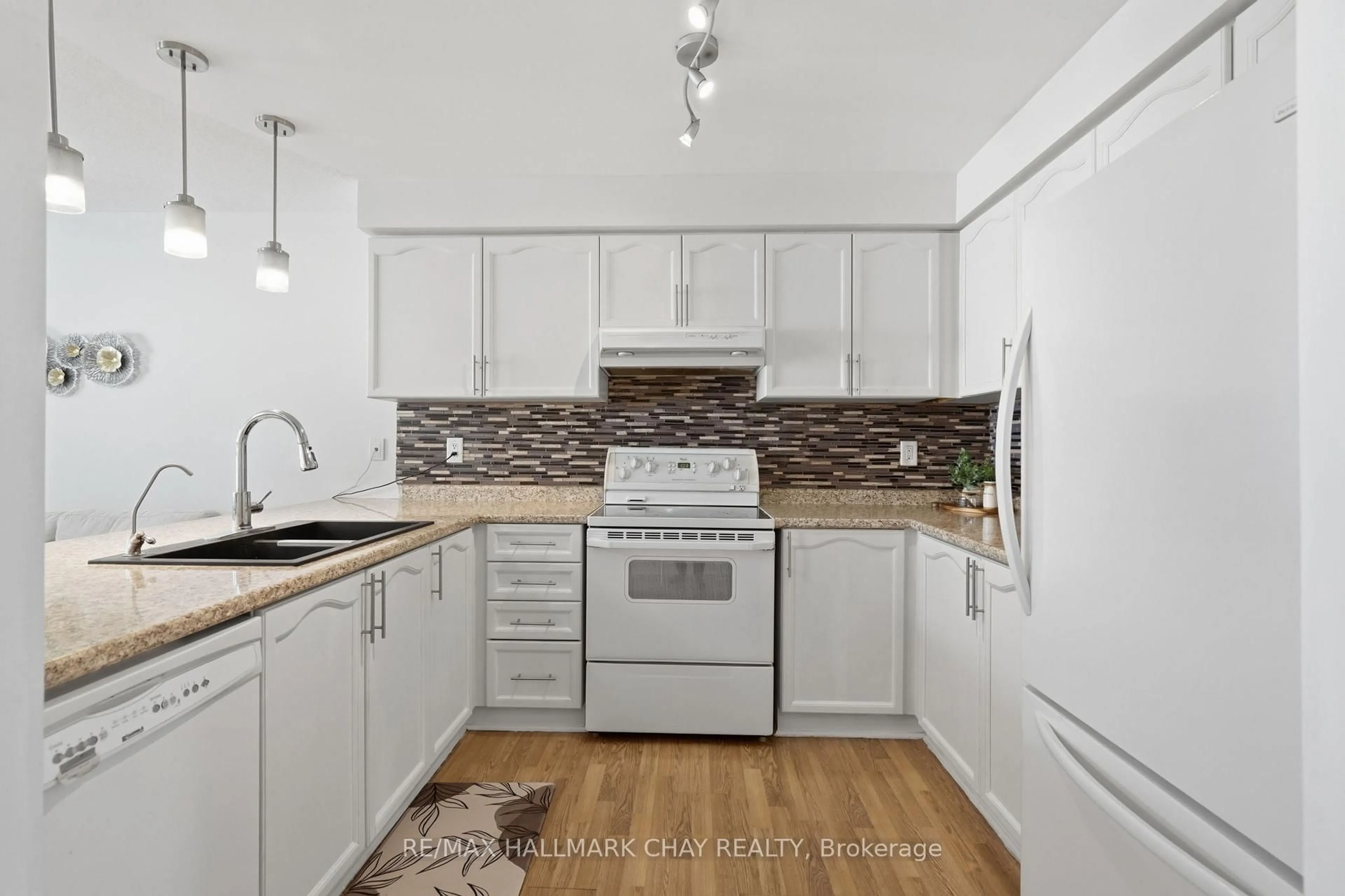 Standard kitchen, unknown for 4 Hawthorne Cres, Barrie Ontario L4N 8K1