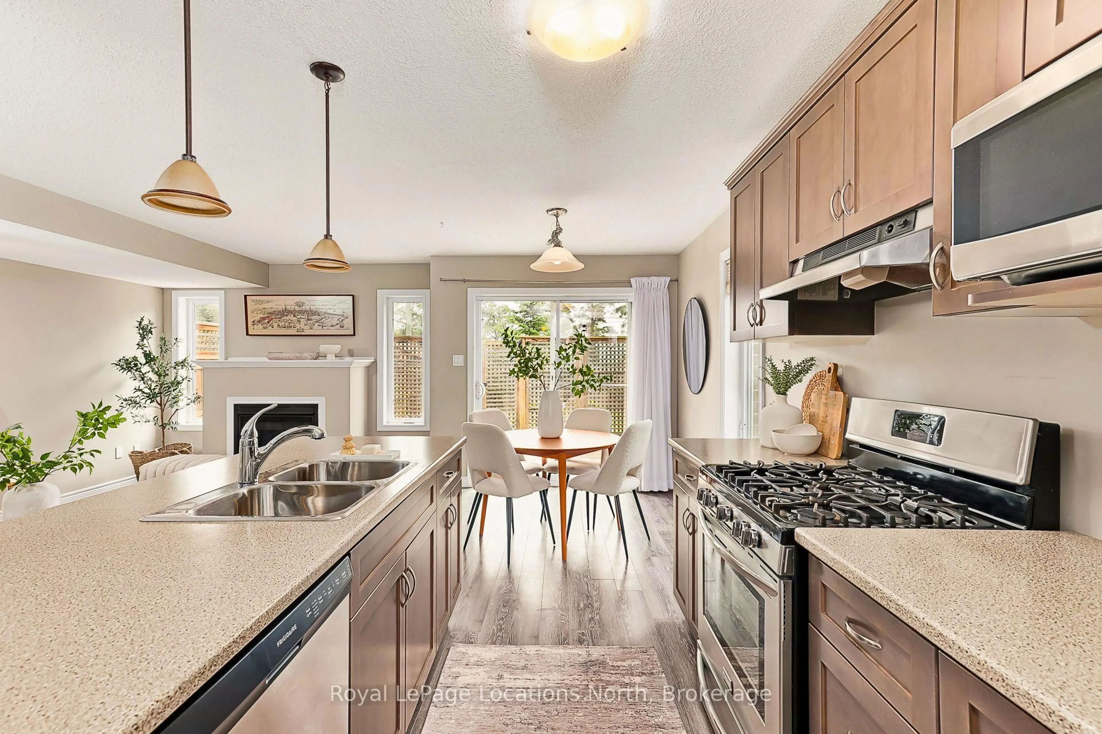 Open concept kitchen, ceramic/tile floor for 88 Robertson St, Collingwood Ontario L9Y 0X1