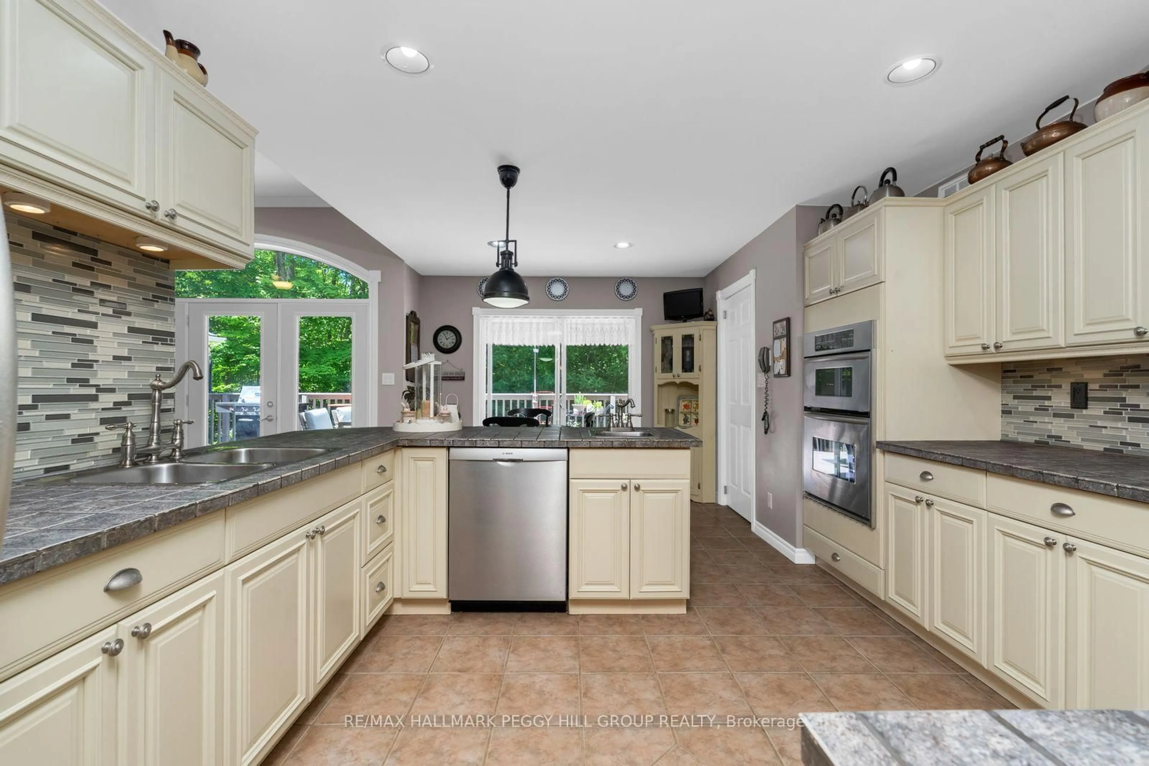 Open concept kitchen, ceramic/tile floor for 22 O'Donnell Crt, Penetanguishene Ontario L9M 2A6