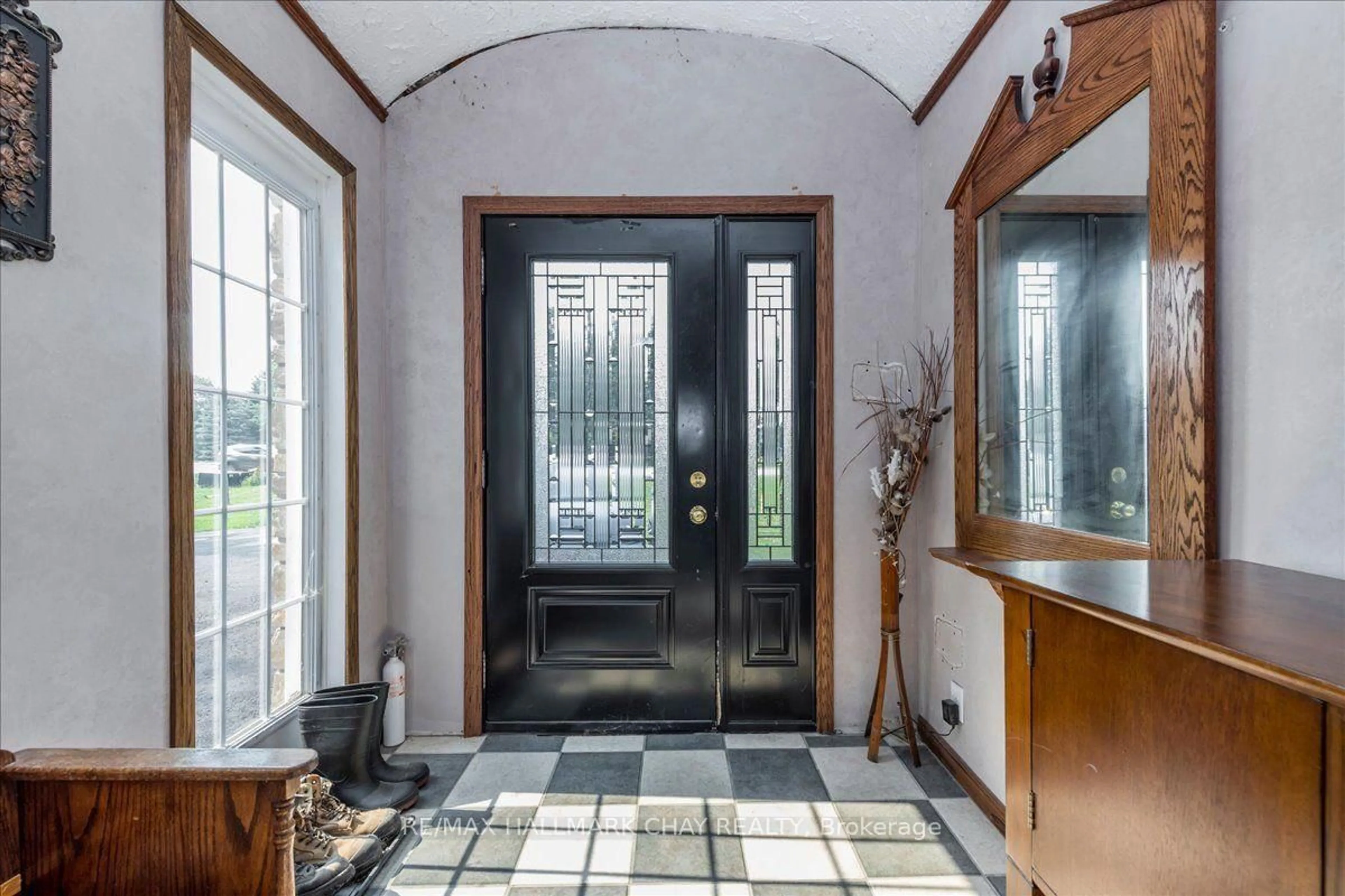 Indoor entryway for 611 Big Bay Point Rd Rd, Barrie Ontario L4N 3Z9