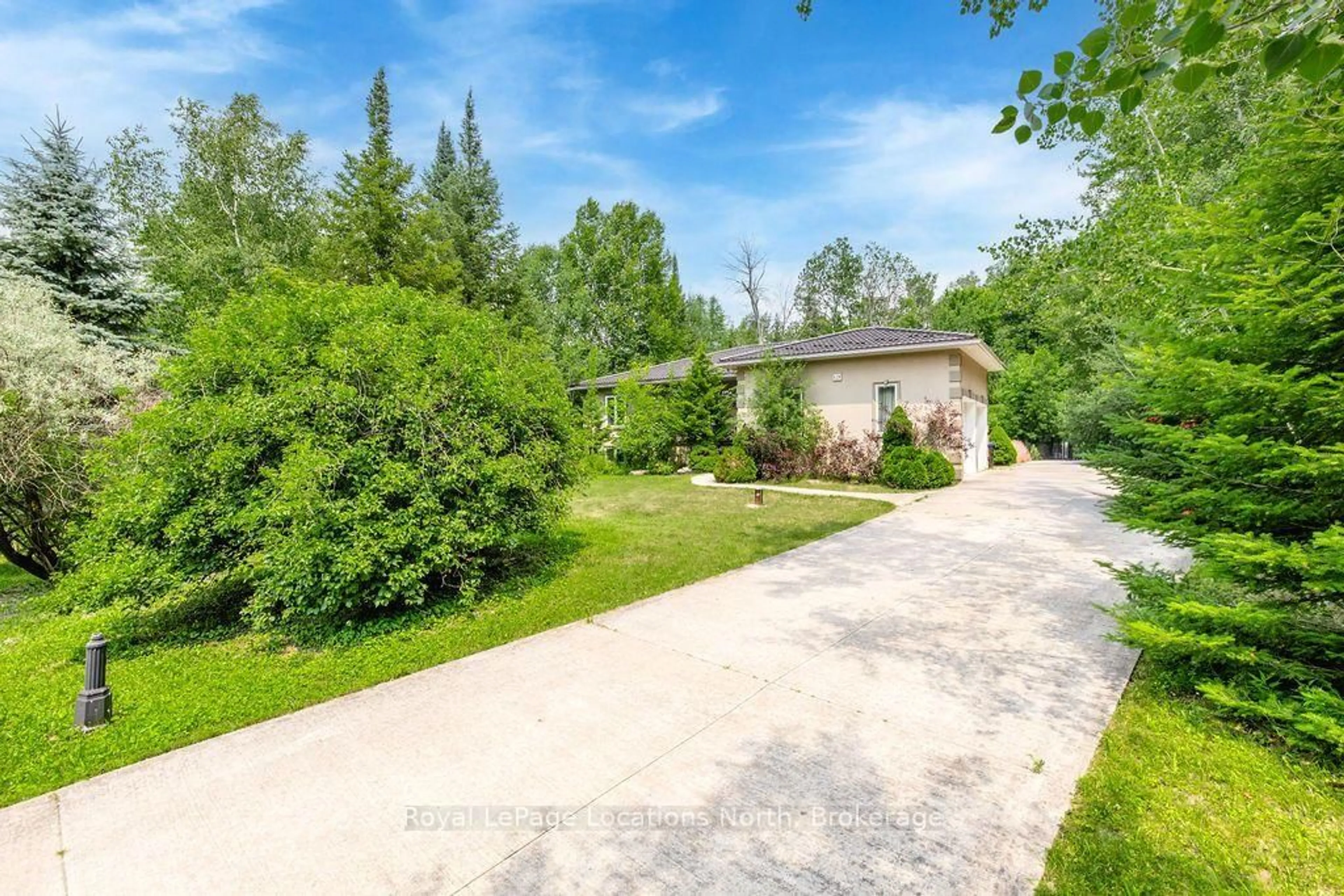 A pic from outside/outdoor area/front of a property/back of a property/a pic from drone, unknown for 128 Spruce St, Tiny Ontario L0L 1P1