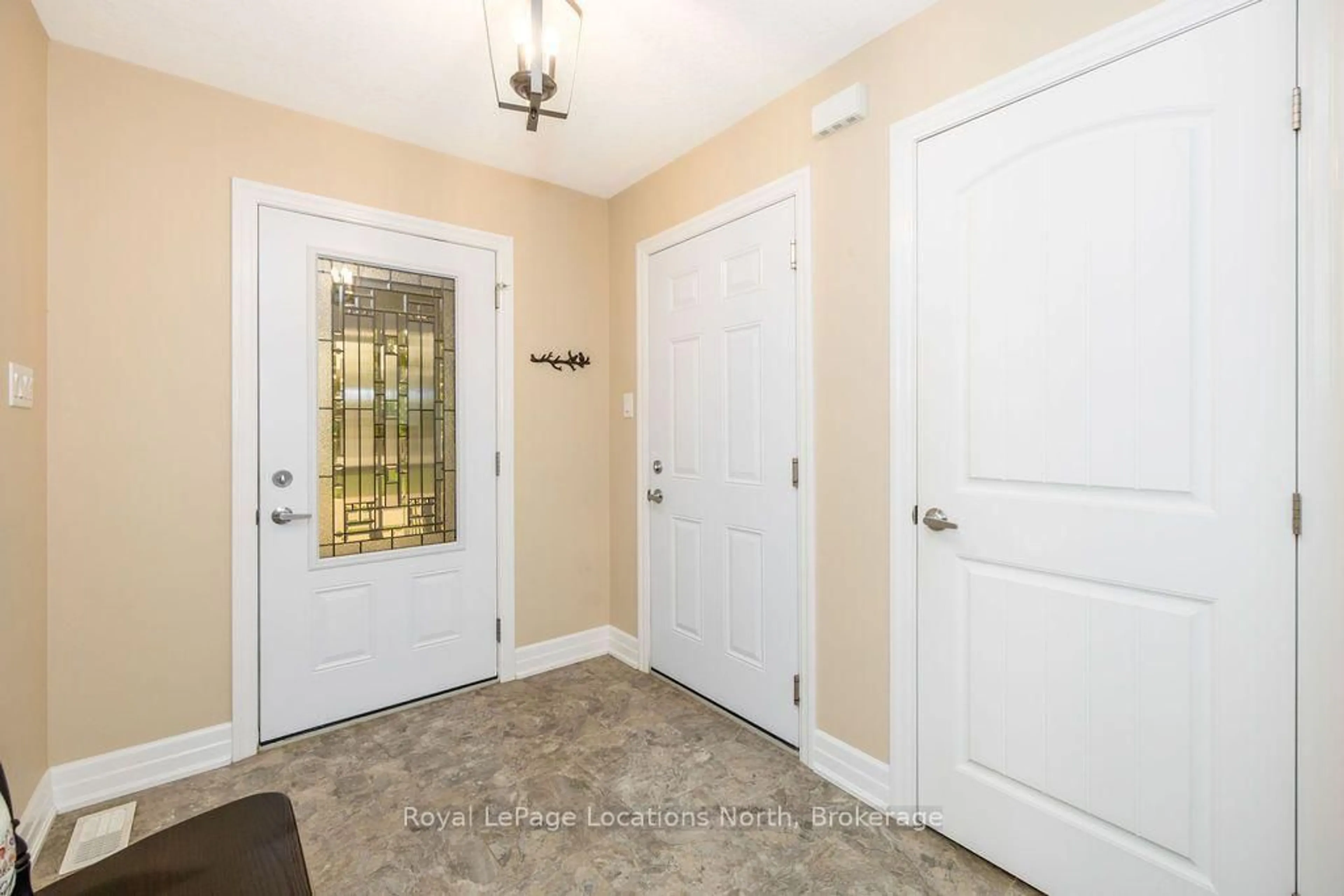 Indoor entryway for 6 Tennessee Ave, Wasaga Beach Ontario L9Z 3A8