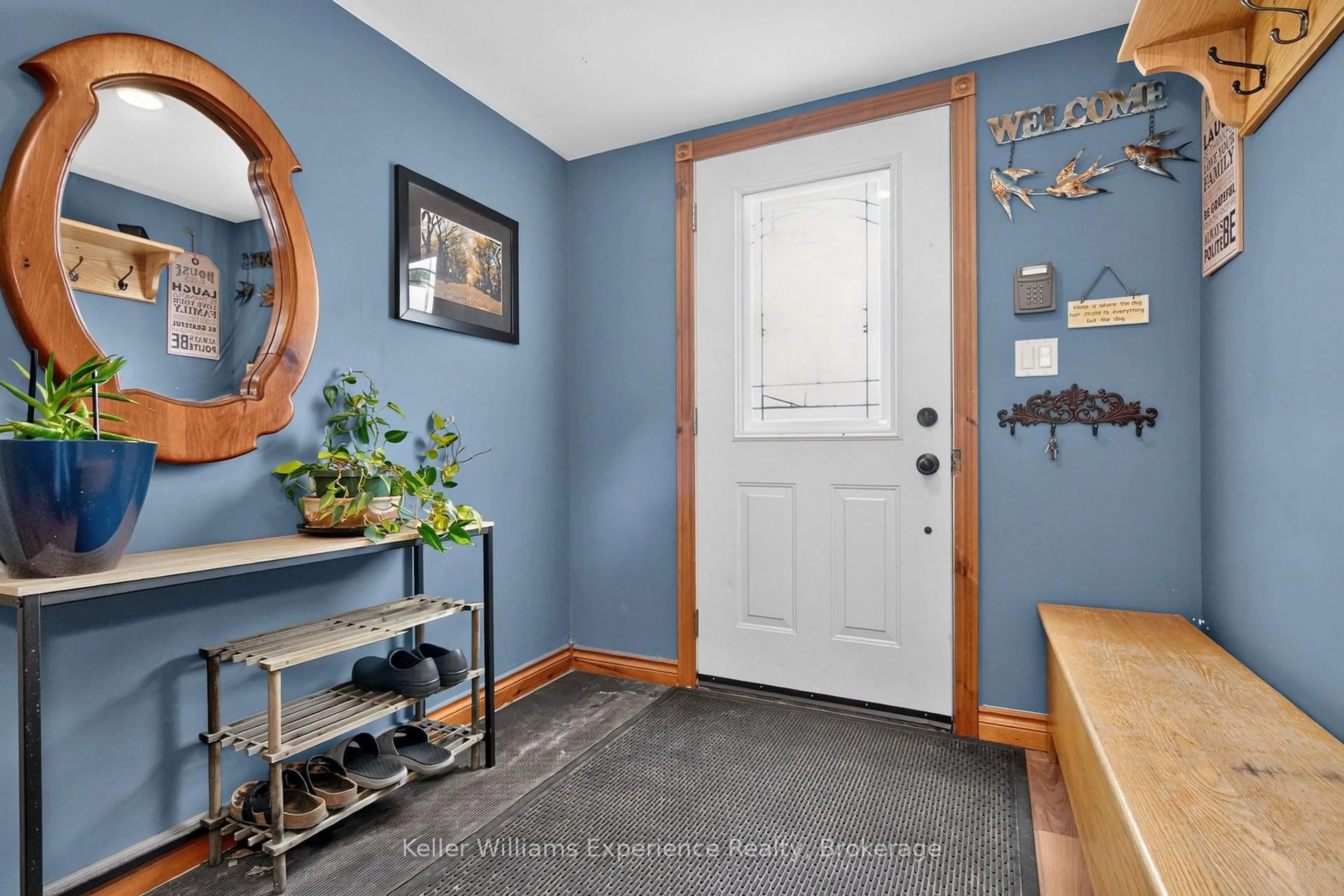 Indoor entryway for 7 Levi Simon Tr, Penetanguishene Ontario L9M 1A4