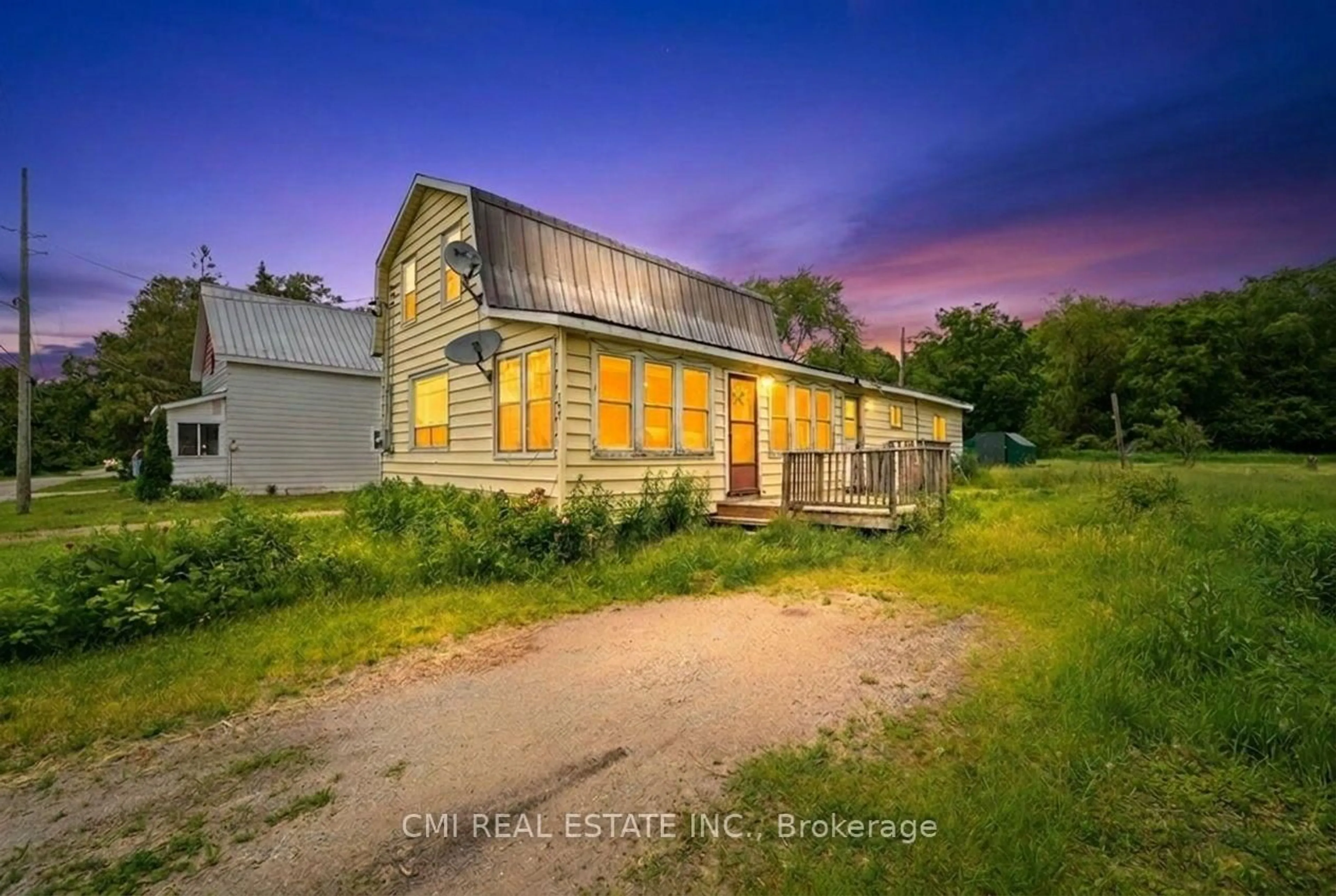 A pic from outside/outdoor area/front of a property/back of a property/a pic from drone, building for 117 Fox St, Penetanguishene Ontario L9M 1E2