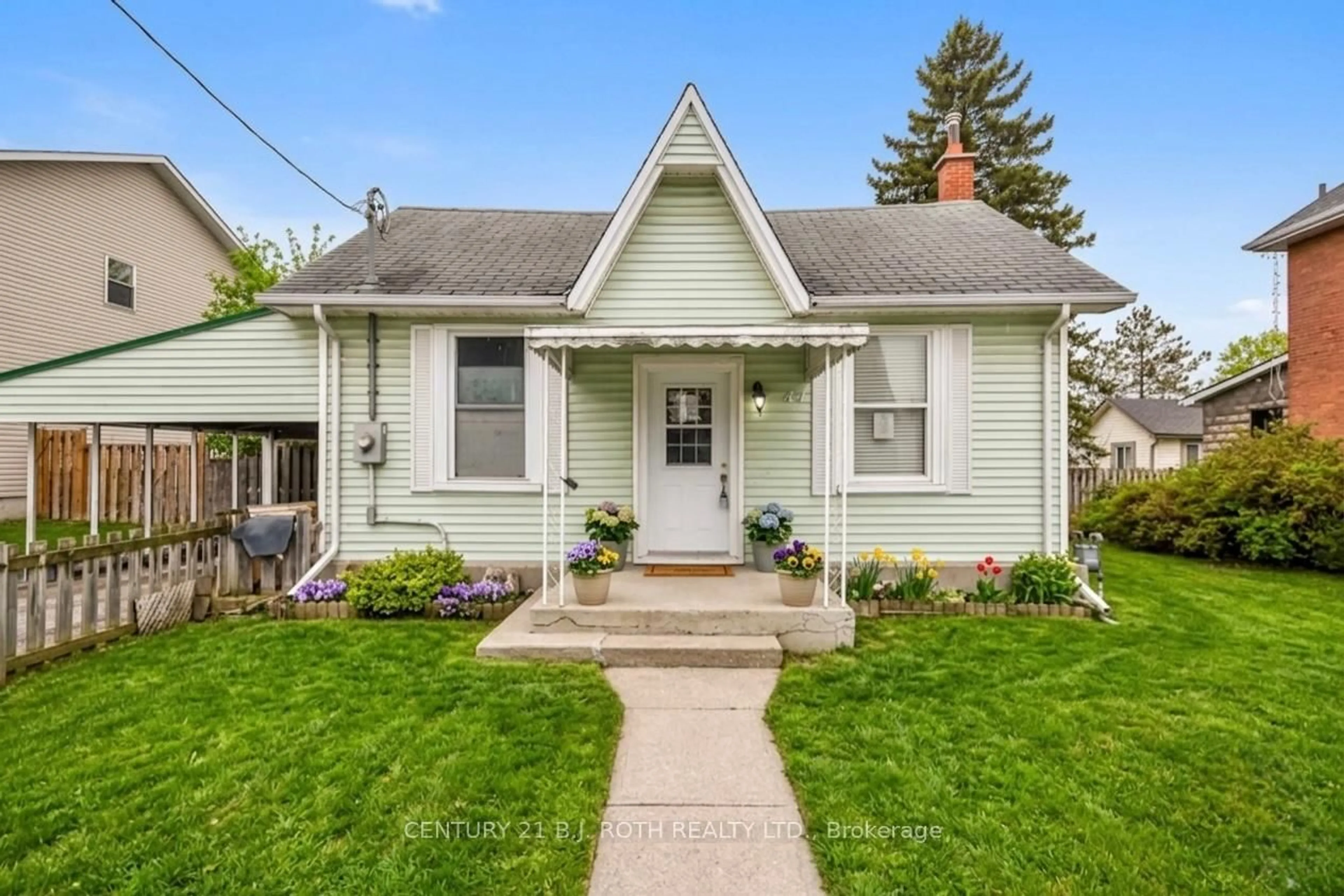 Home with vinyl exterior material, street for 44 Sanford St, Barrie Ontario L4N 3C4