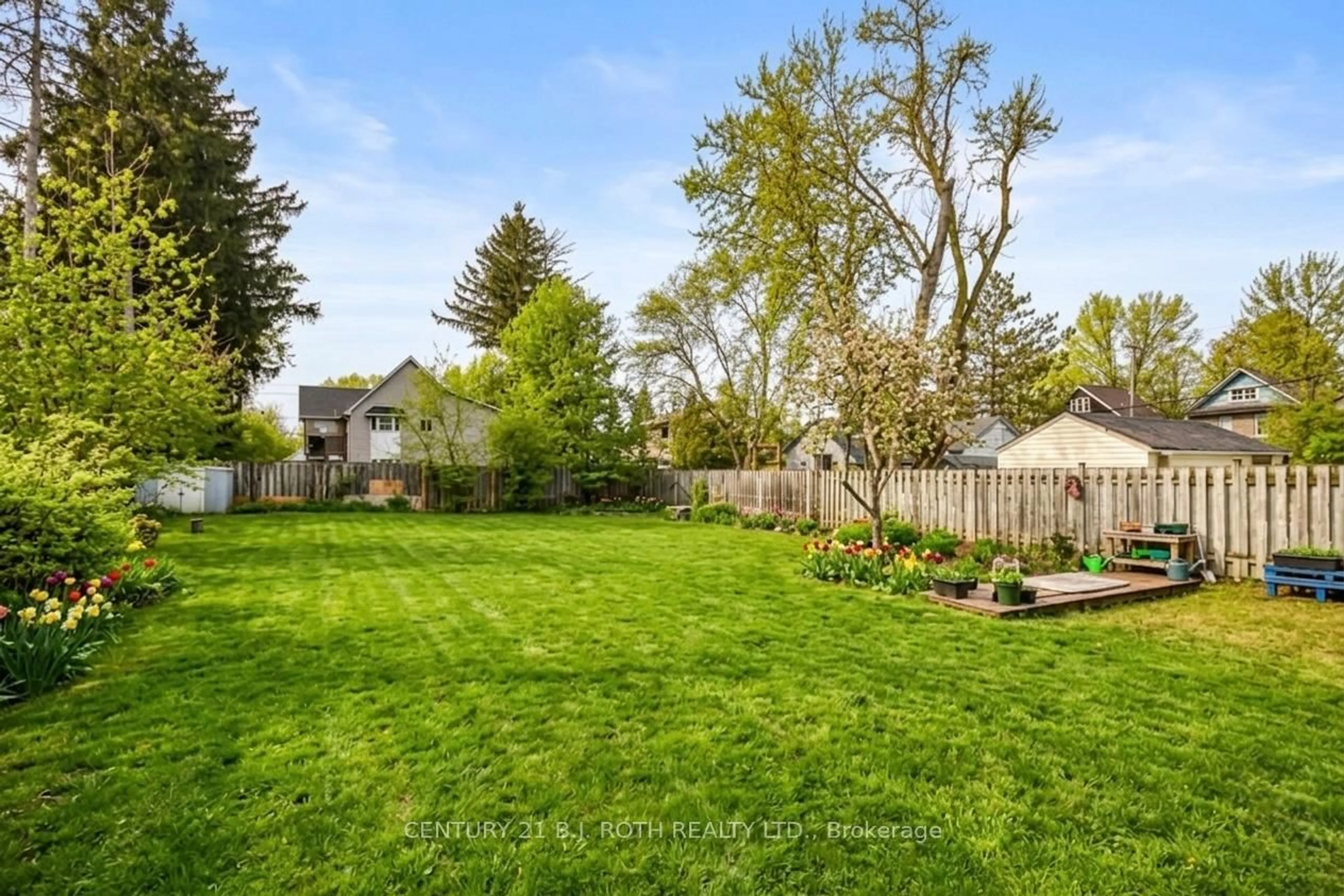 A pic from outside/outdoor area/front of a property/back of a property/a pic from drone, unknown for 44 Sanford St, Barrie Ontario L4N 3C4