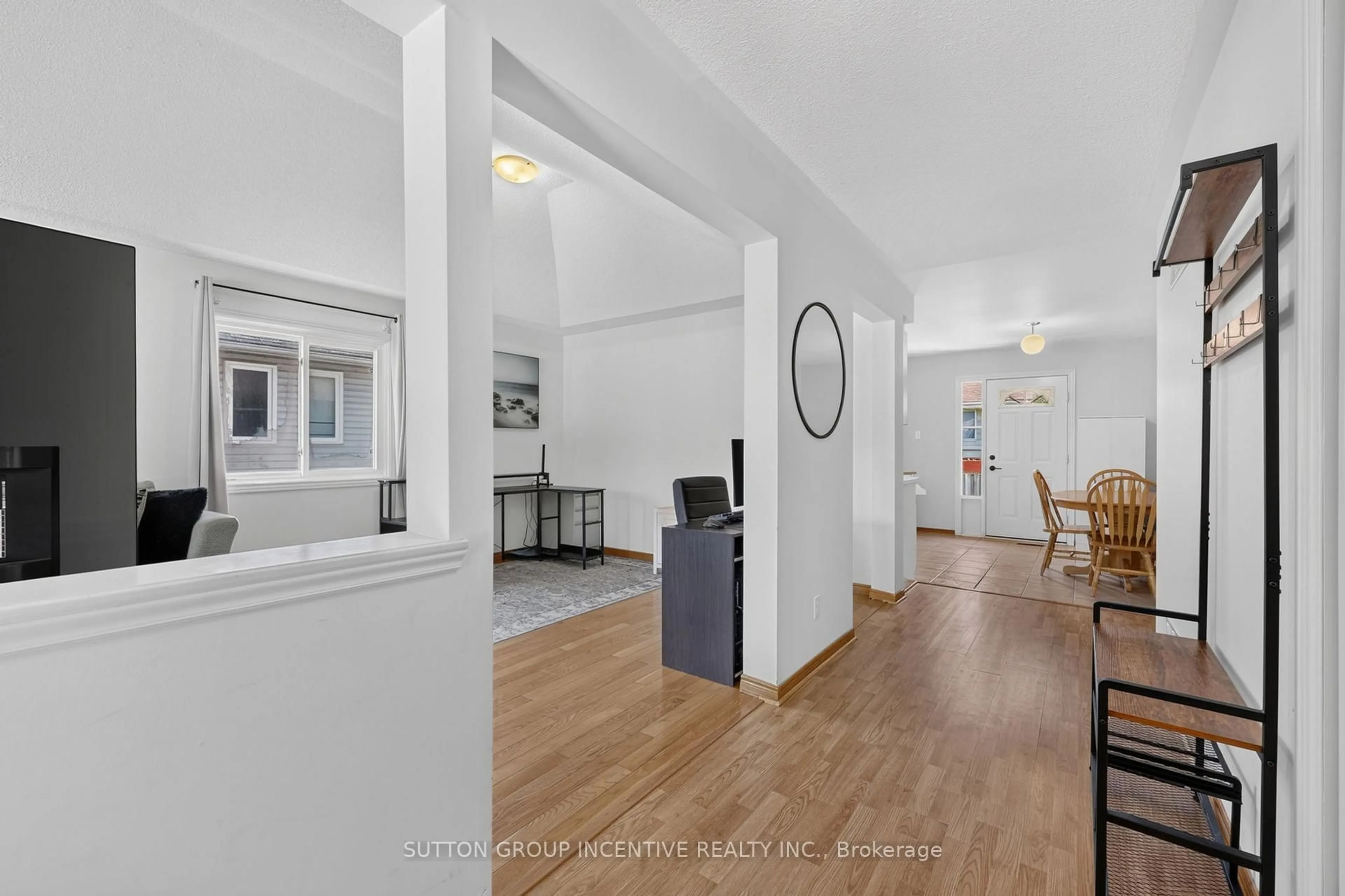 Indoor entryway for 6 Riverdale Dr, Wasaga Beach Ontario L9Z 1E9