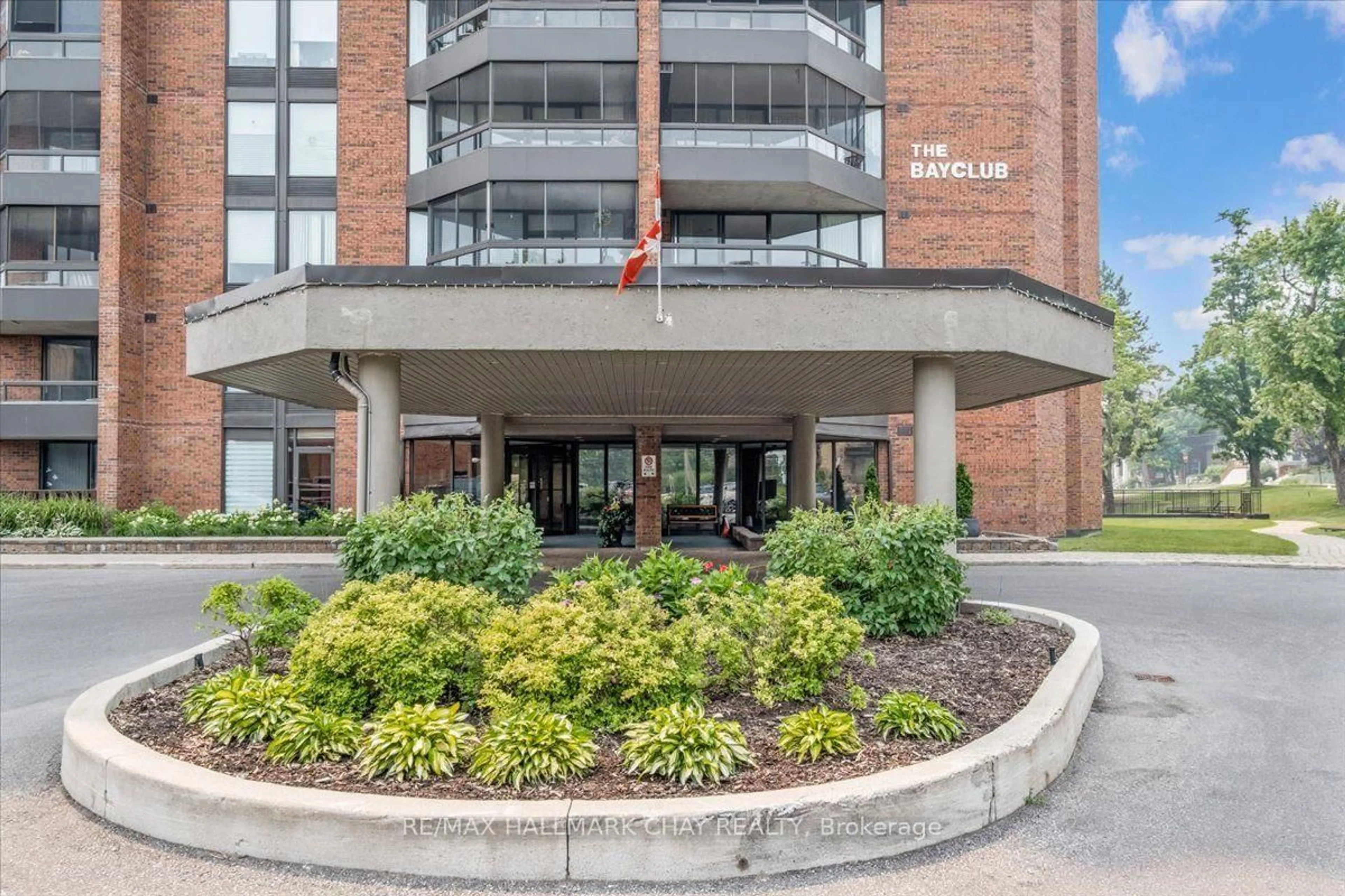 Indoor foyer for 181 Collier St #202, Barrie Ontario L4M 5L6