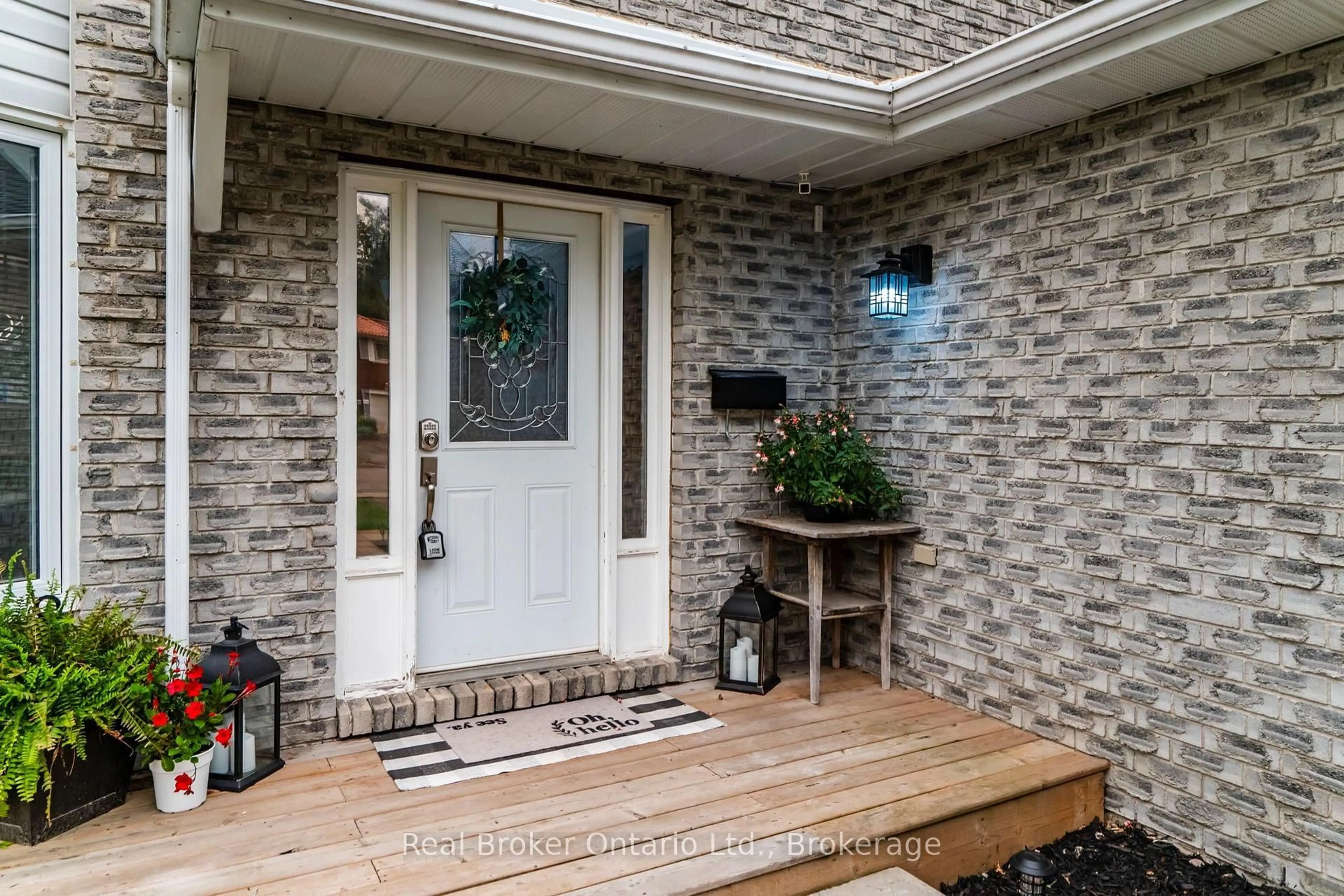 Indoor entryway for 163 Woodland Dr, Midland Ontario L4R 4C9