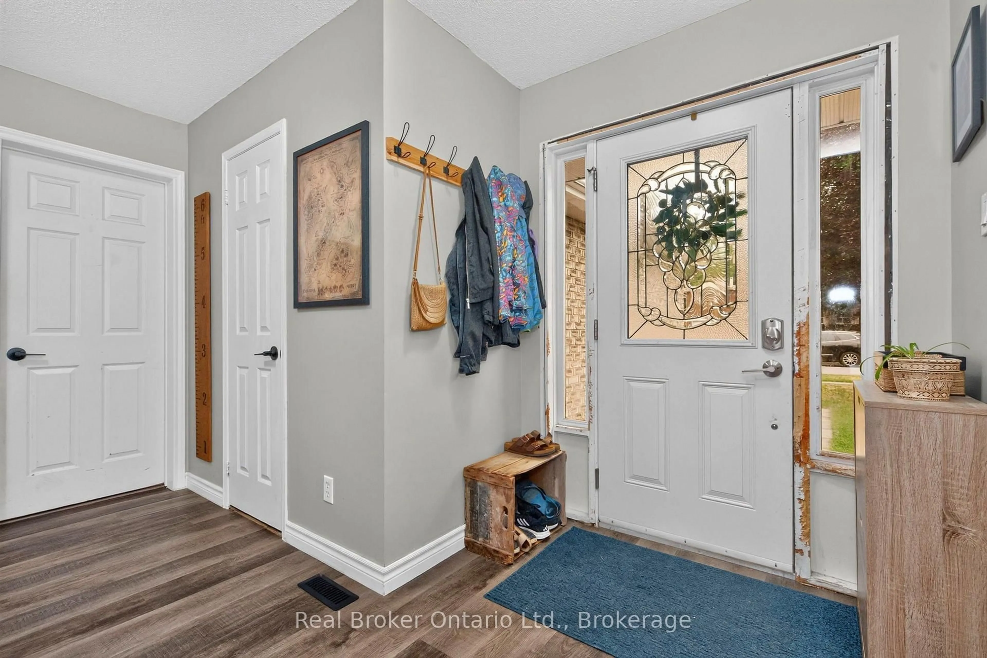 Indoor entryway for 163 Woodland Dr, Midland Ontario L4R 4C9