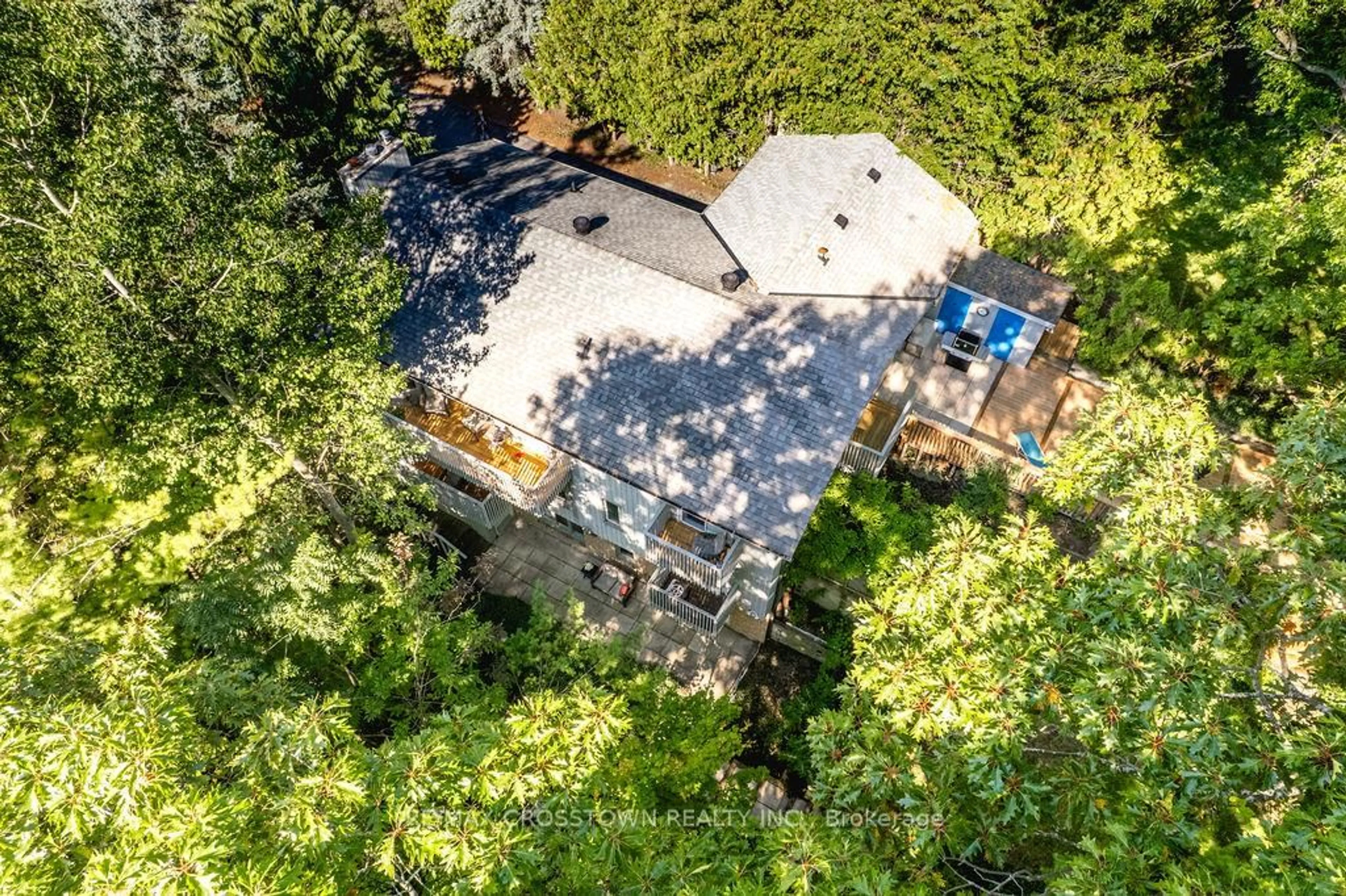 A pic from outside/outdoor area/front of a property/back of a property/a pic from drone, forest/trees view for 147 Anne St, Barrie Ontario L4N 2B9