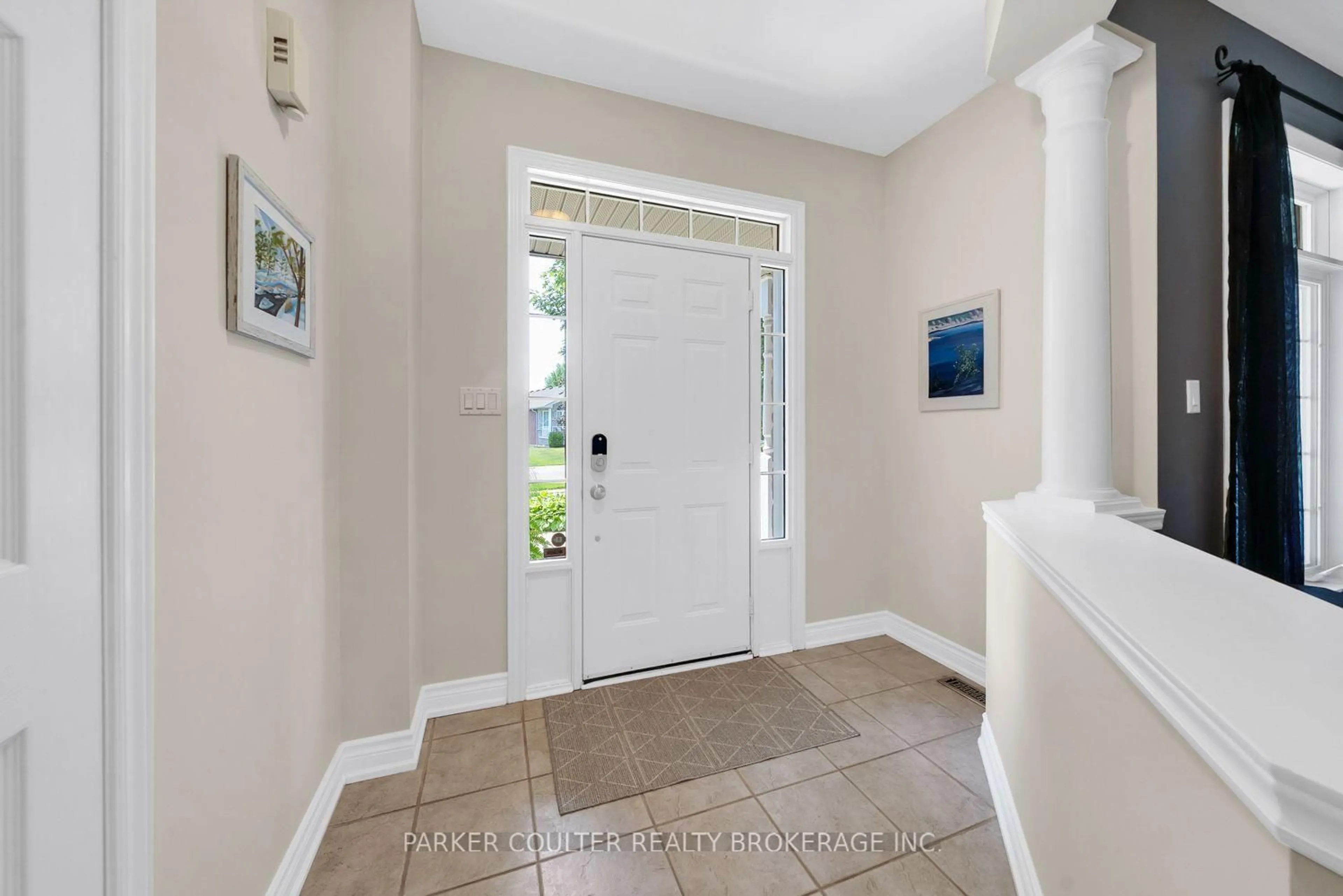 Indoor entryway for 26 Stanley St, Barrie Ontario L4M 6V2