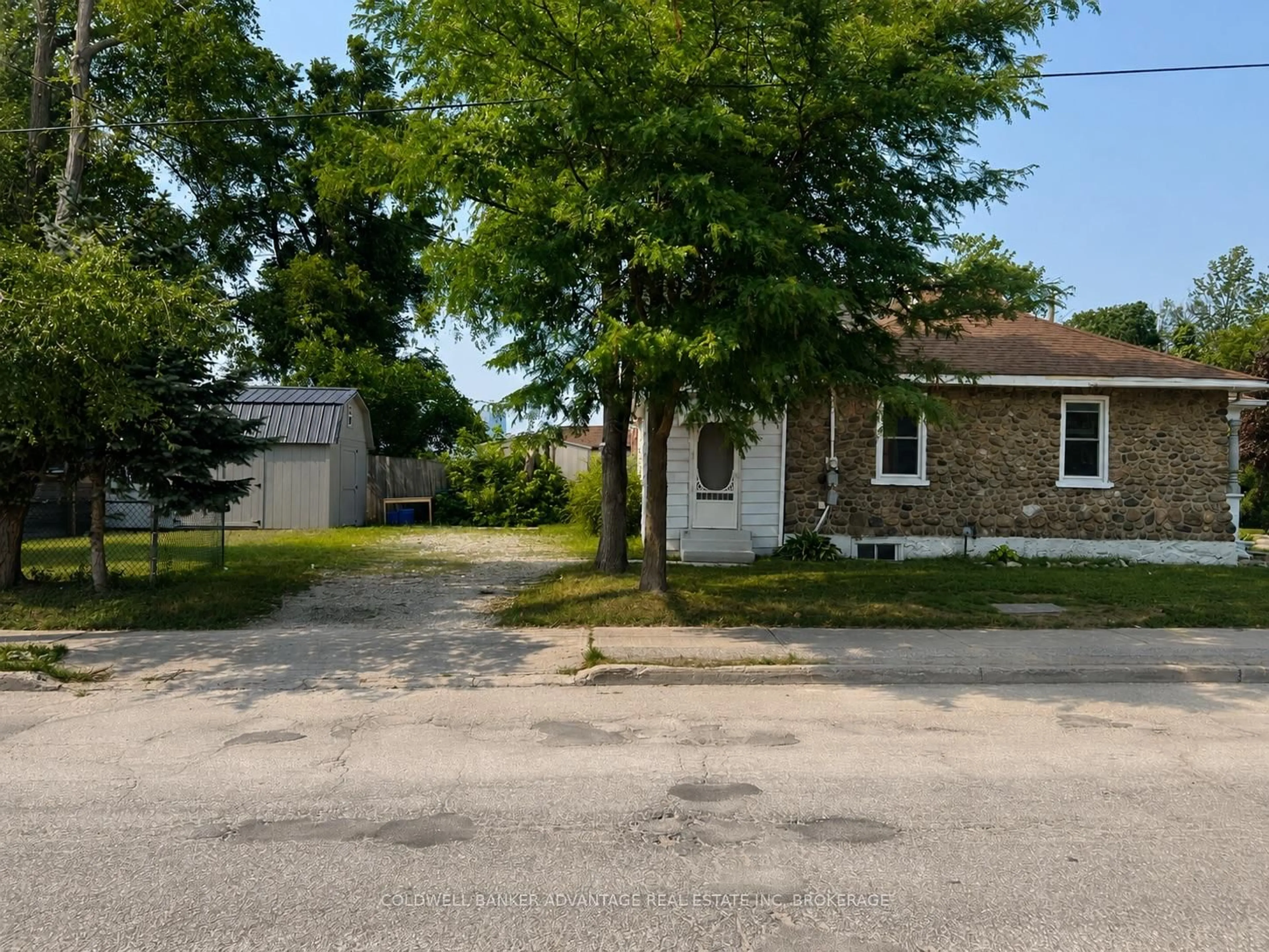 A pic from outside/outdoor area/front of a property/back of a property/a pic from drone, street for 36 Sanford St, Barrie Ontario L4N 3C2