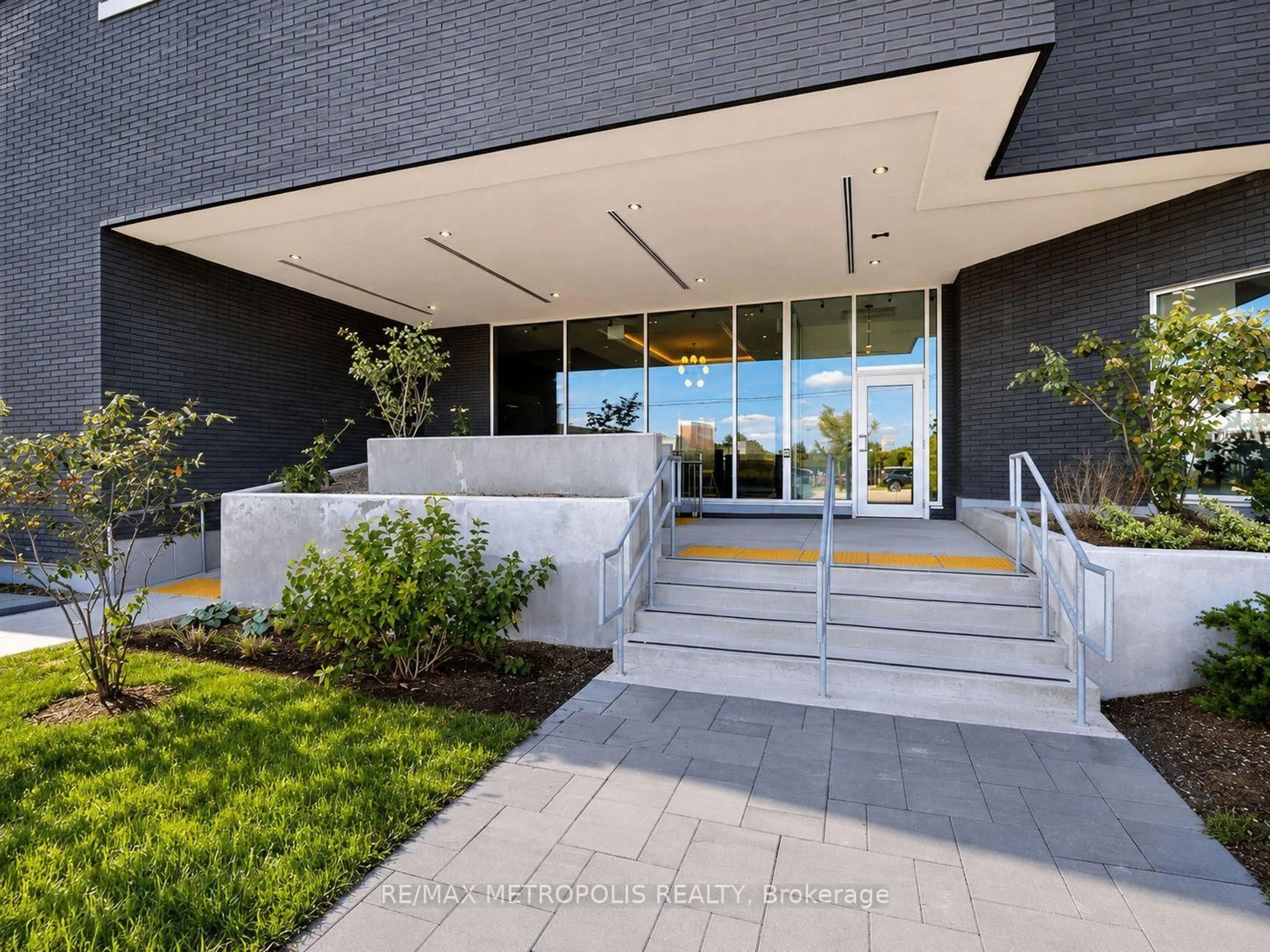 Indoor foyer for 430 Essa Rd #422, Barrie Ontario L9J 0M1