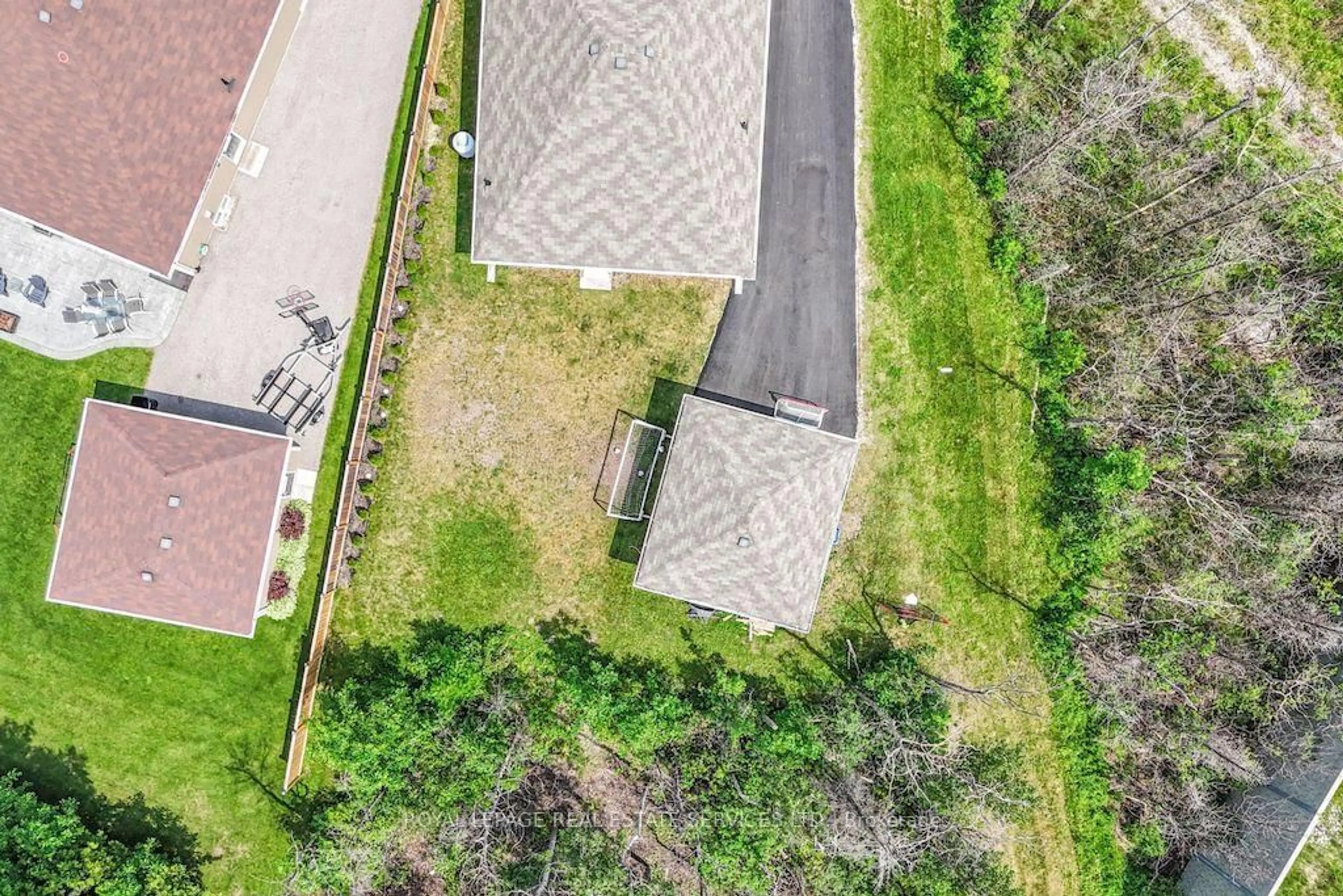 A pic from outside/outdoor area/front of a property/back of a property/a pic from drone, street for 74 Robert St, Wasaga Beach Ontario L9Z 2Y2