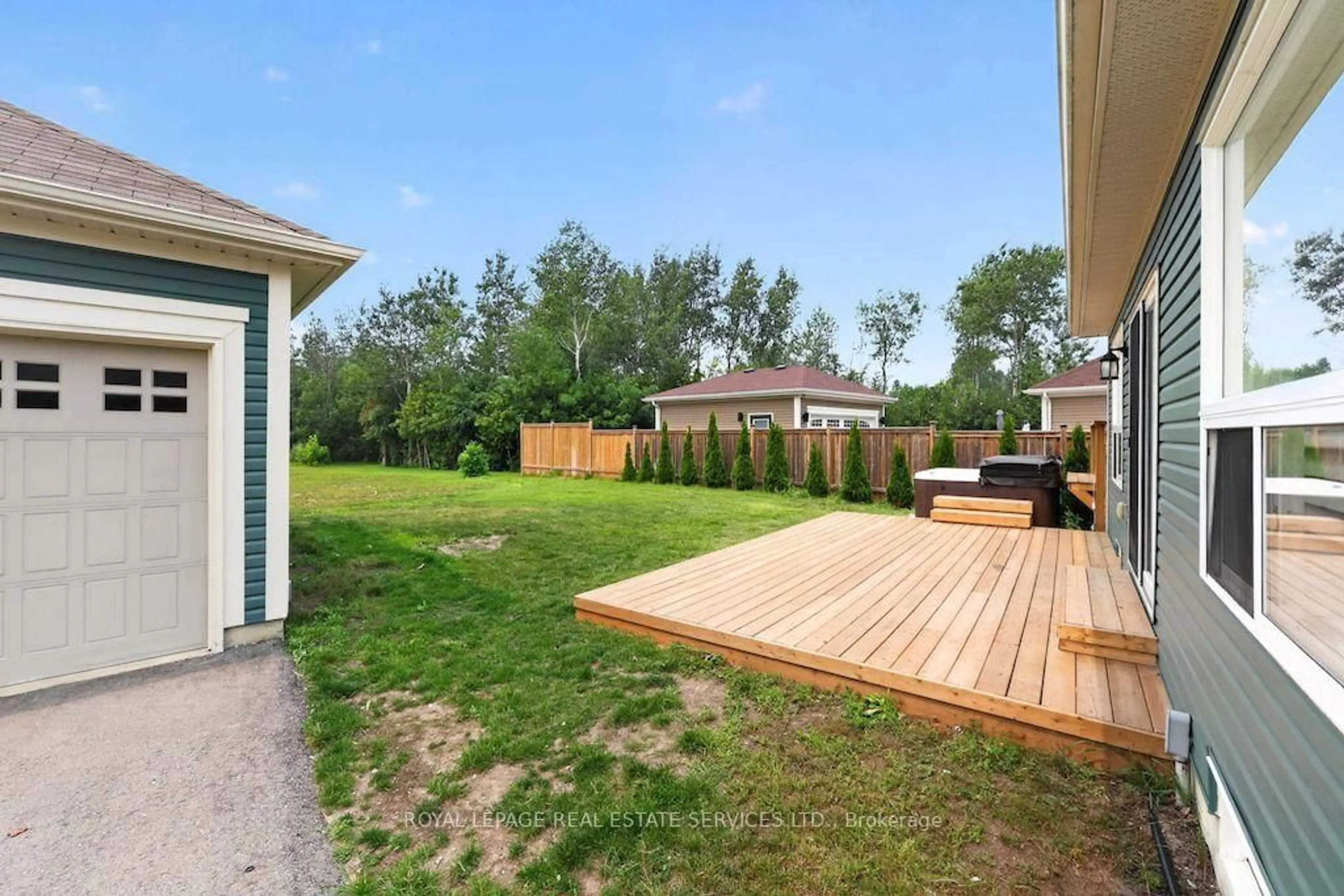 Patio, unknown for 74 Robert St, Wasaga Beach Ontario L9Z 2Y2