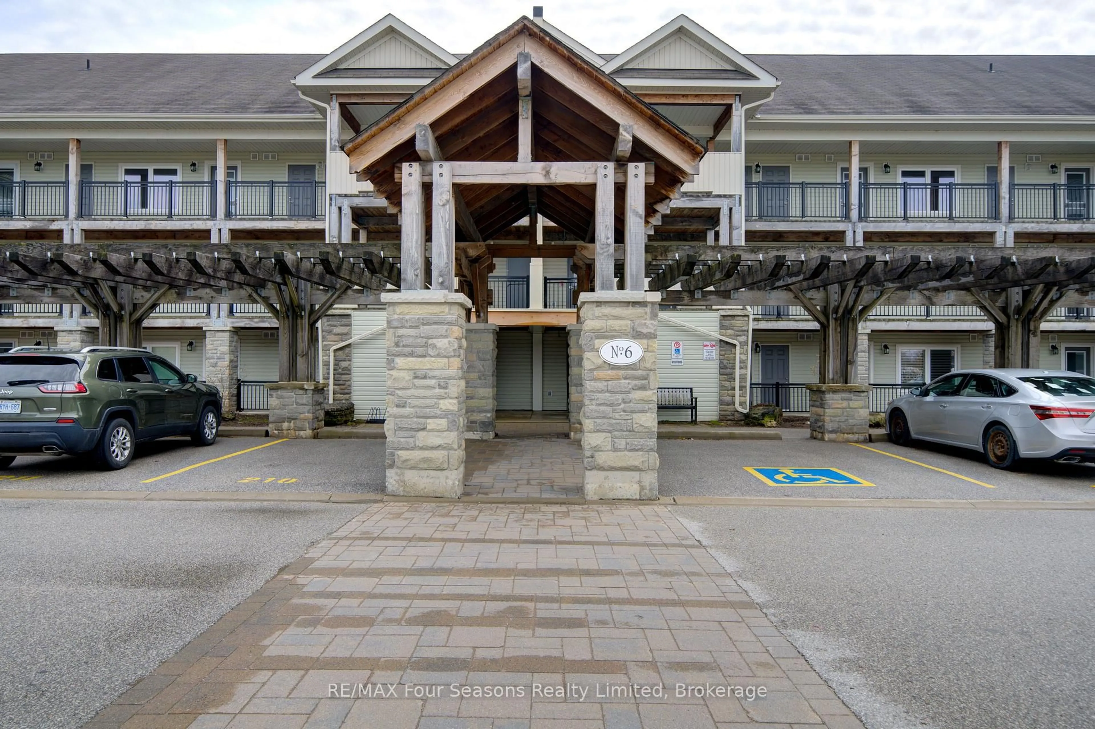 Indoor foyer for 6 Brandy Lane Dr #105, Collingwood Ontario L9Y 0X4