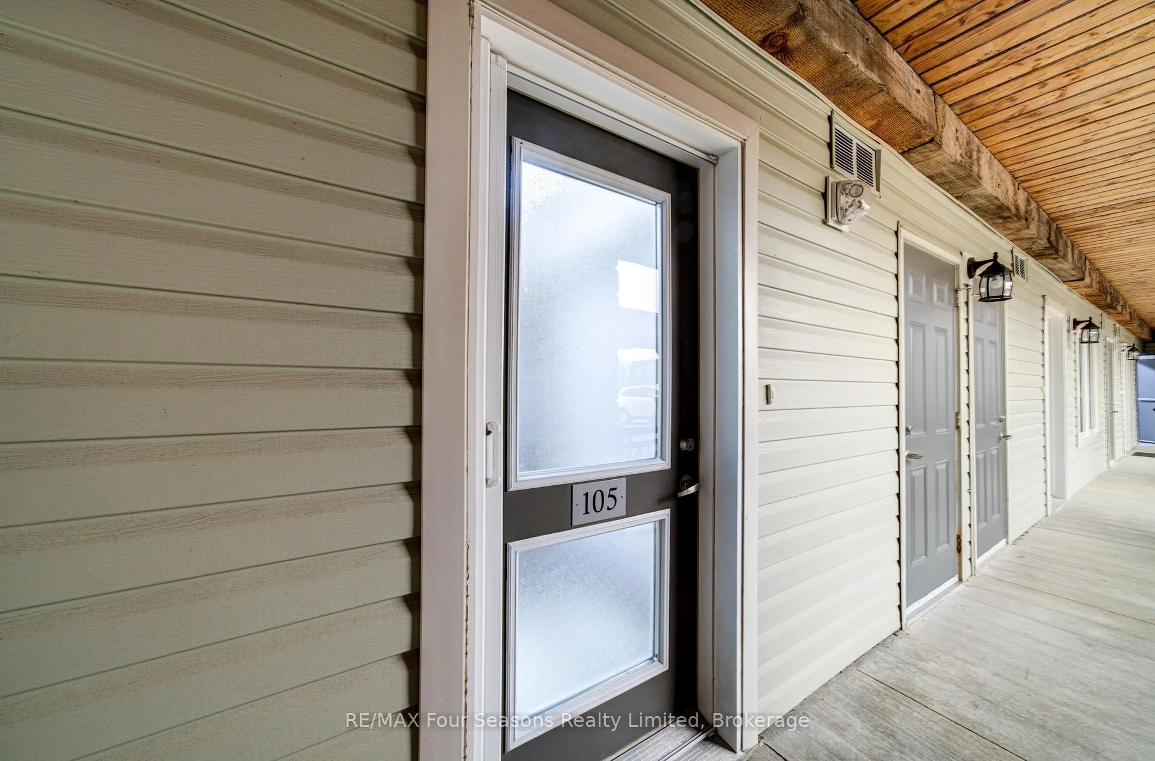 Indoor entryway for 6 Brandy Lane Dr #105, Collingwood Ontario L9Y 0X4