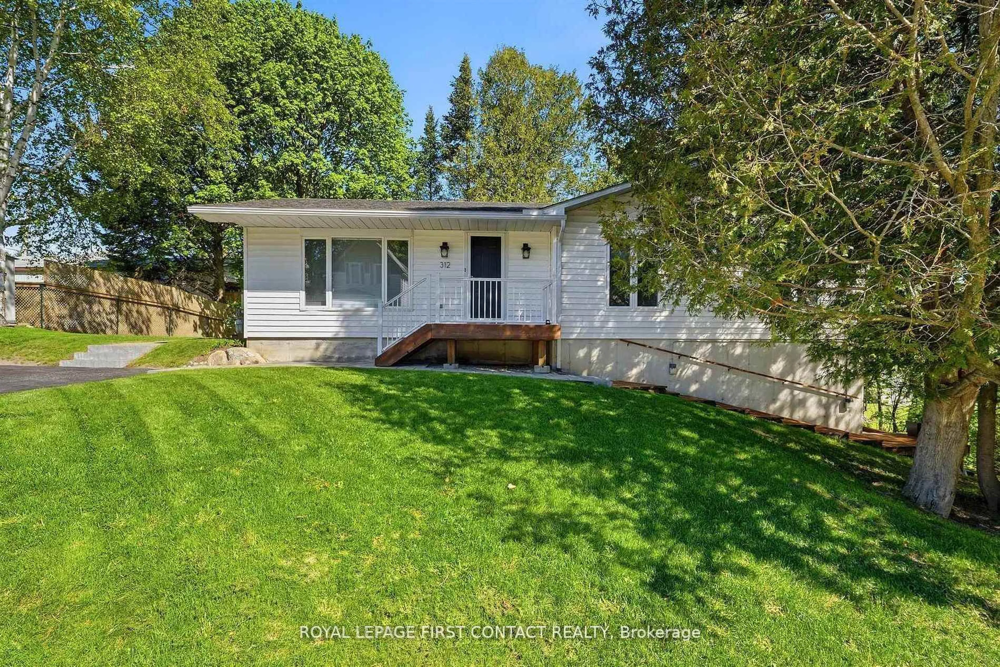 A pic from outside/outdoor area/front of a property/back of a property/a pic from drone, street for 312 Barnett Ave, Midland Ontario L4R 4Z8