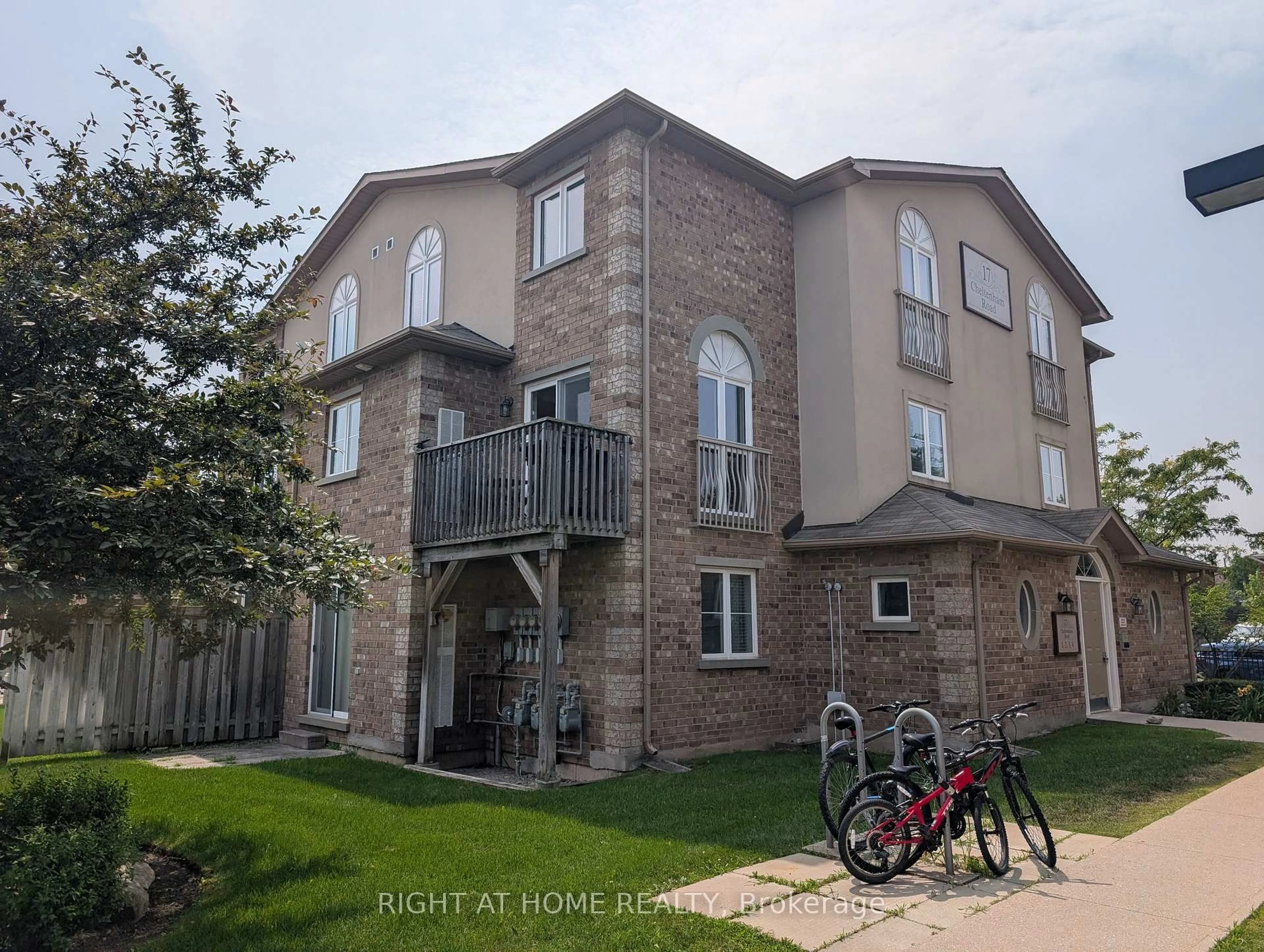 Home with brick exterior material, street for 17 Cheltenham Rd #2, Barrie Ontario L4M 0E7