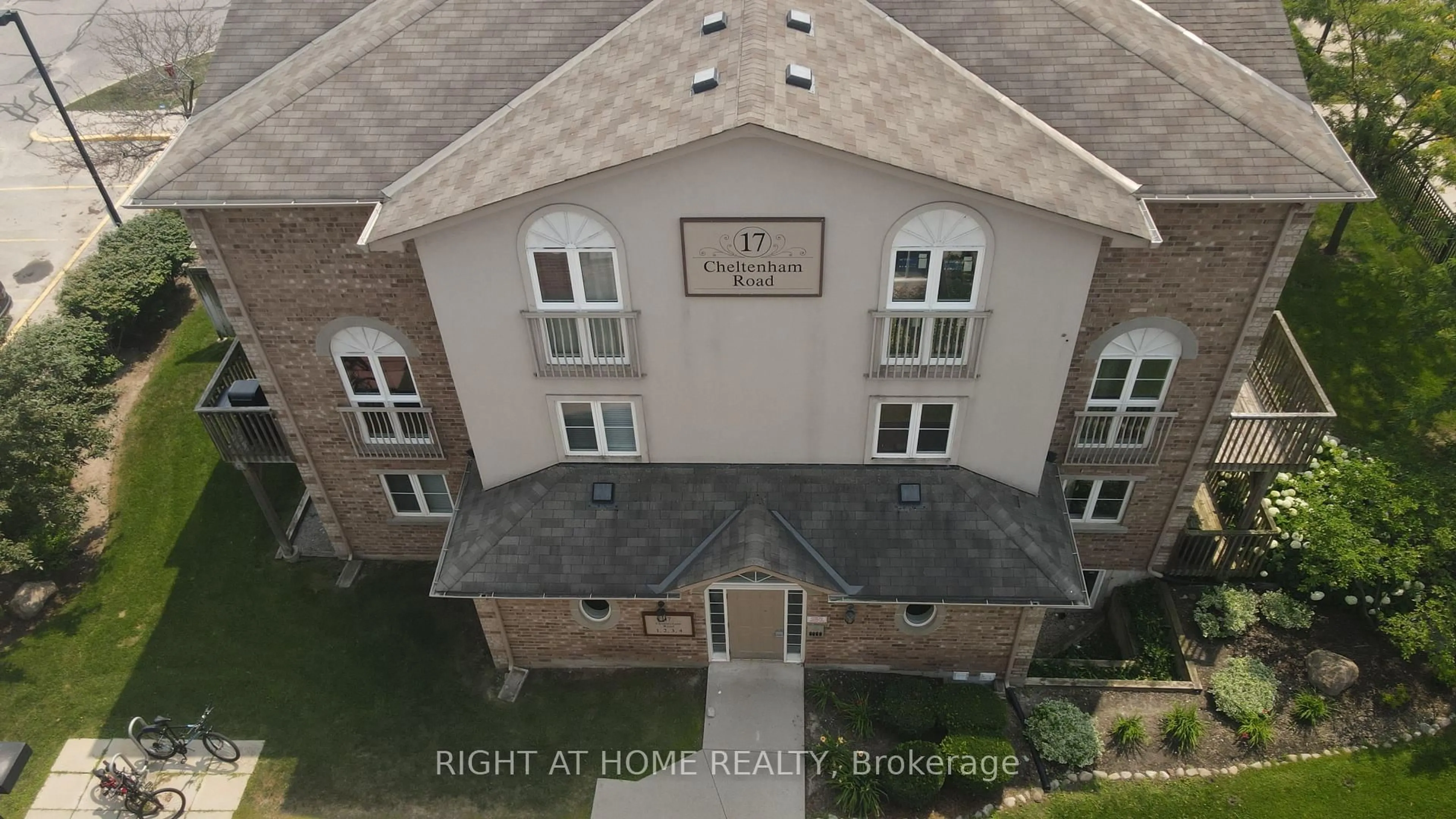 A pic from outside/outdoor area/front of a property/back of a property/a pic from drone, building for 17 Cheltenham Rd #2, Barrie Ontario L4M 0E7