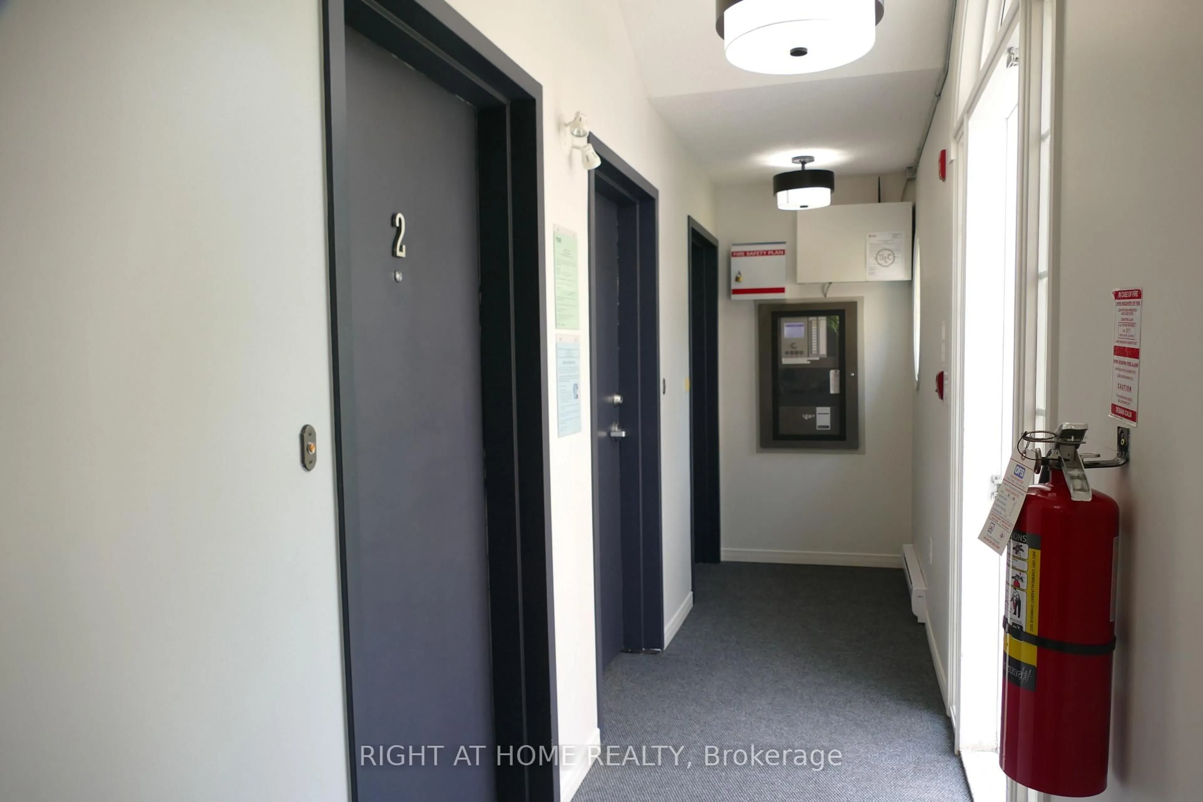 Indoor foyer for 17 Cheltenham Rd #2, Barrie Ontario L4M 0E7