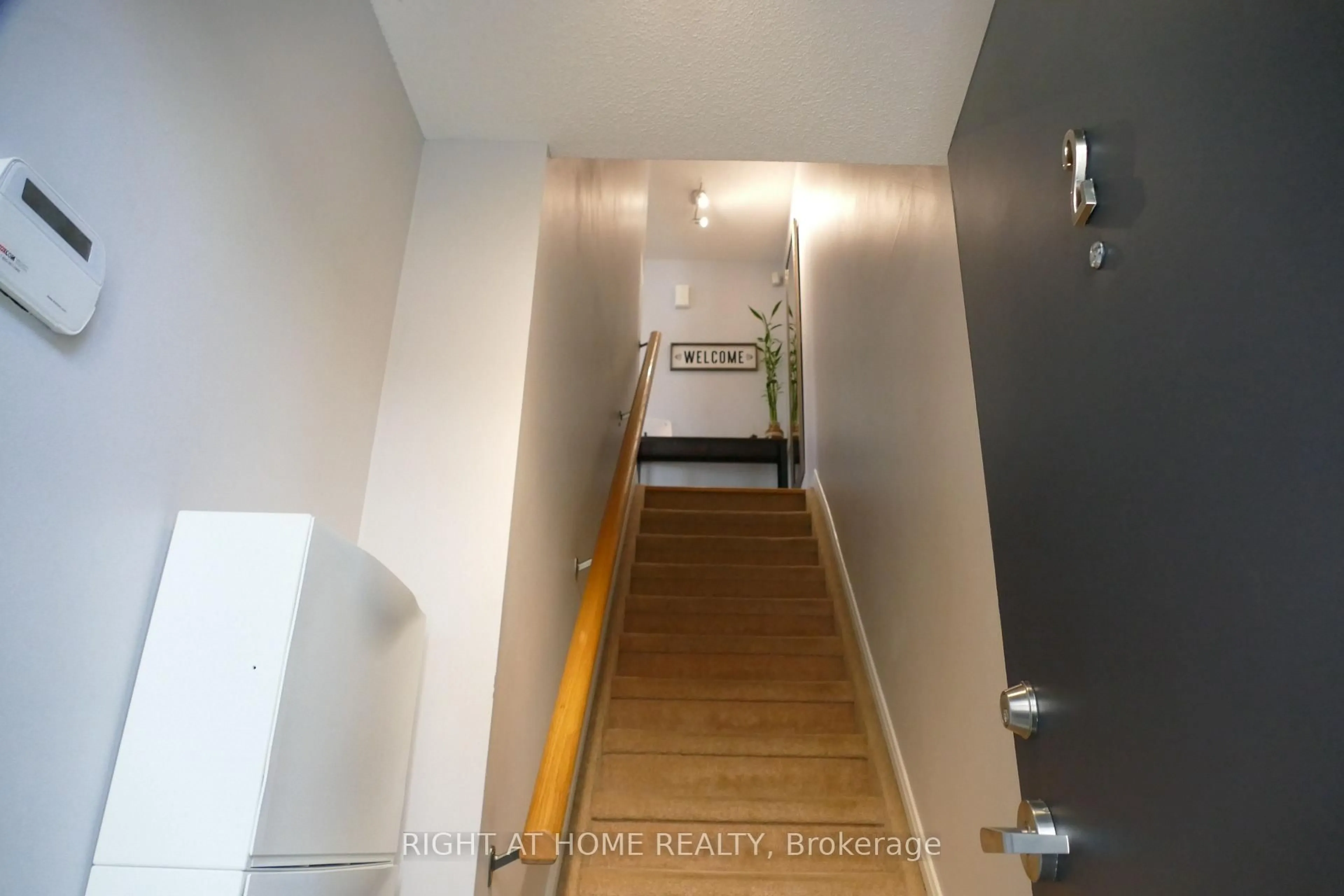 Indoor foyer for 17 Cheltenham Rd #2, Barrie Ontario L4M 0E7