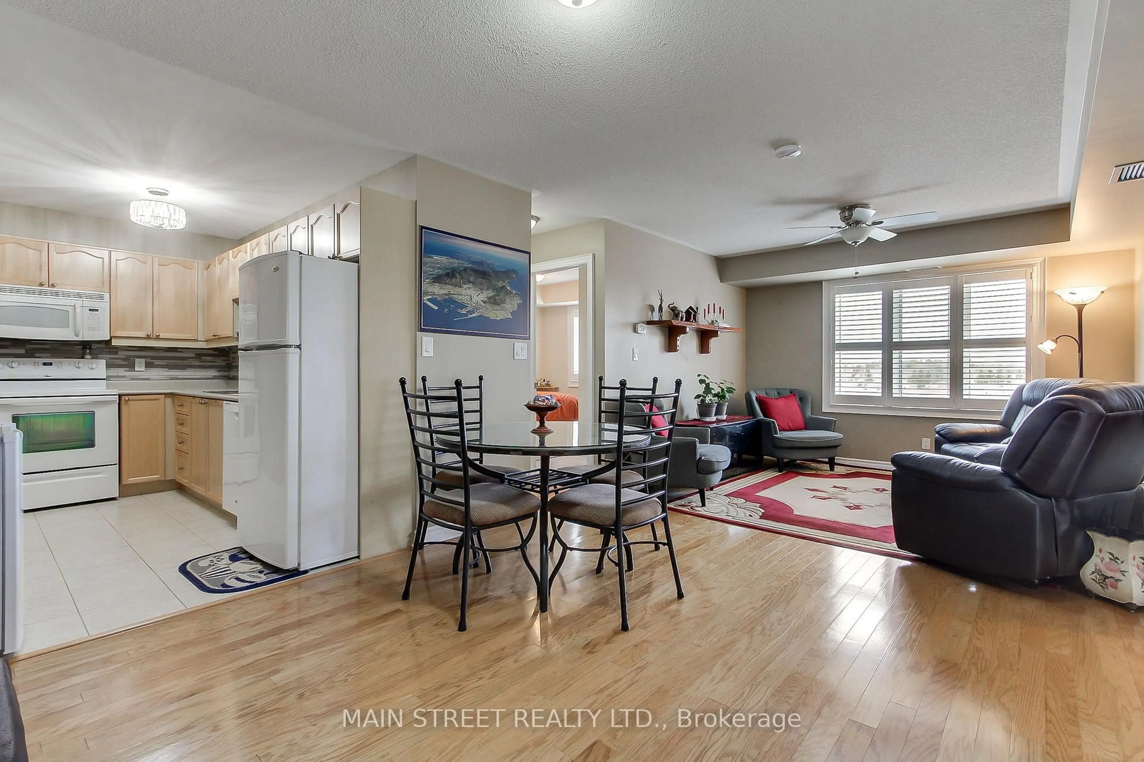 Open concept kitchen, wood/laminate floor for 500 Mapleview Dr #305, Barrie Ontario L4N 6C3